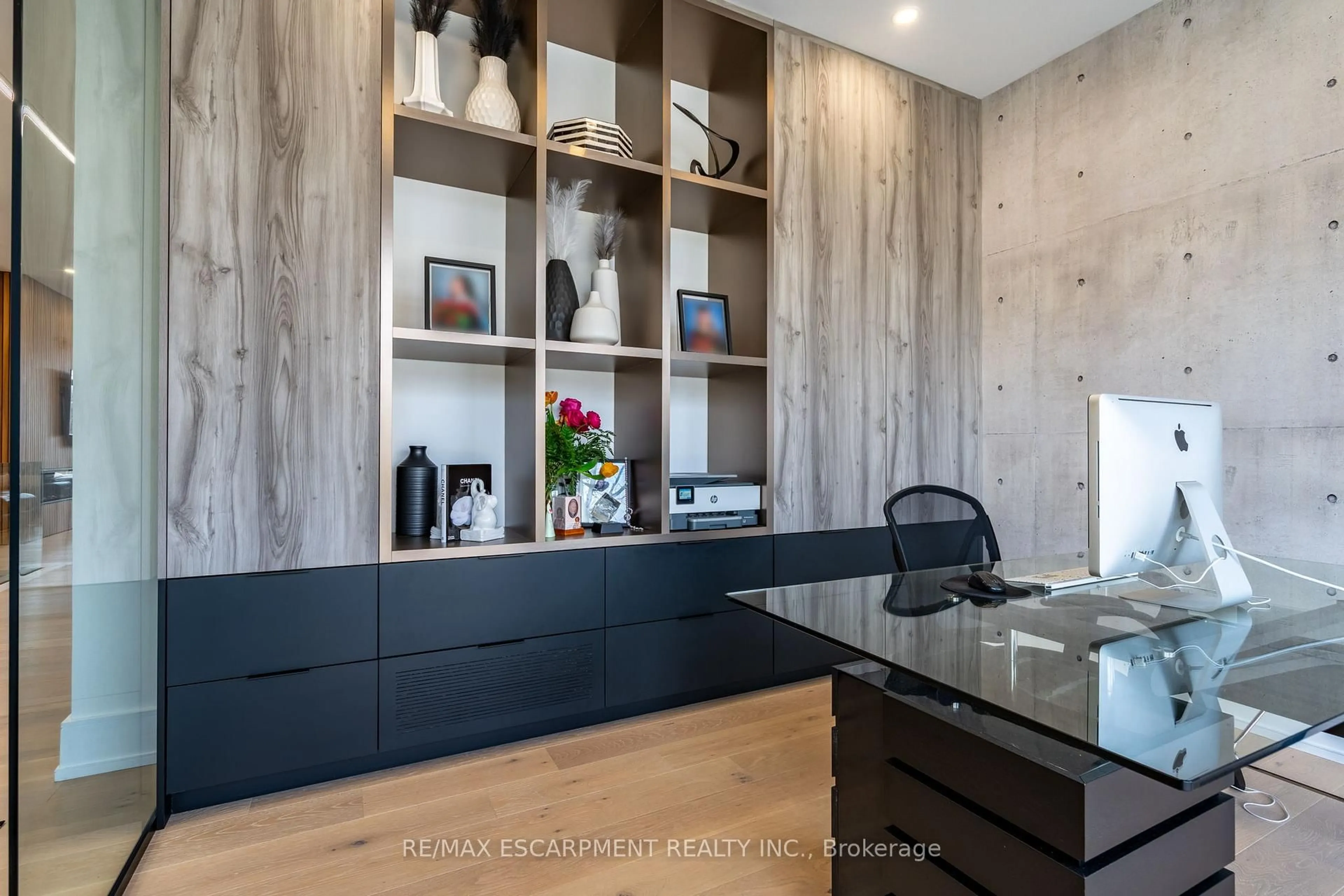 Contemporary kitchen, wood/laminate floor for 86 Valleyview Dr, Hamilton Ontario L9G 2A5