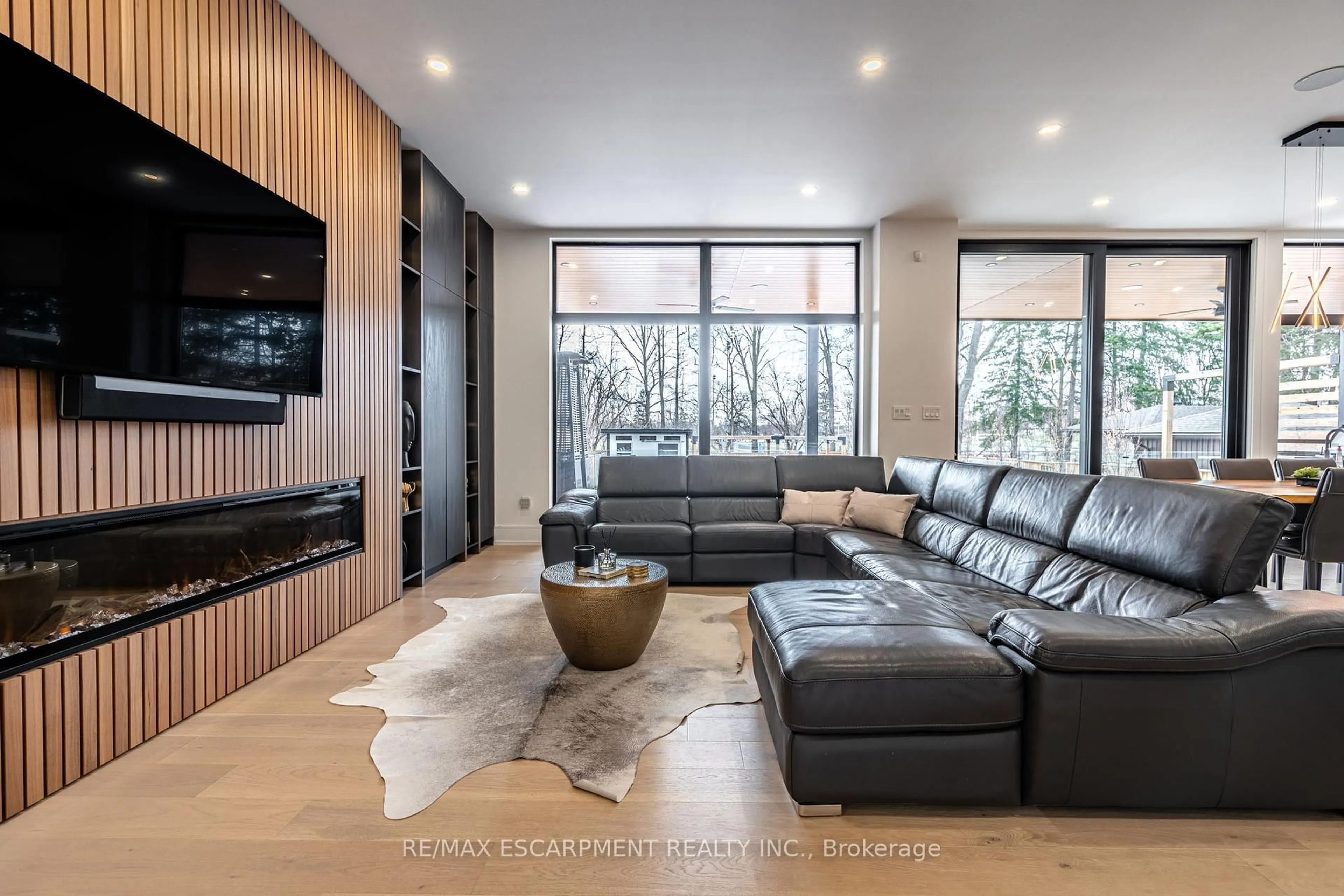 Living room with furniture, unknown for 86 Valleyview Dr, Hamilton Ontario L9G 2A5