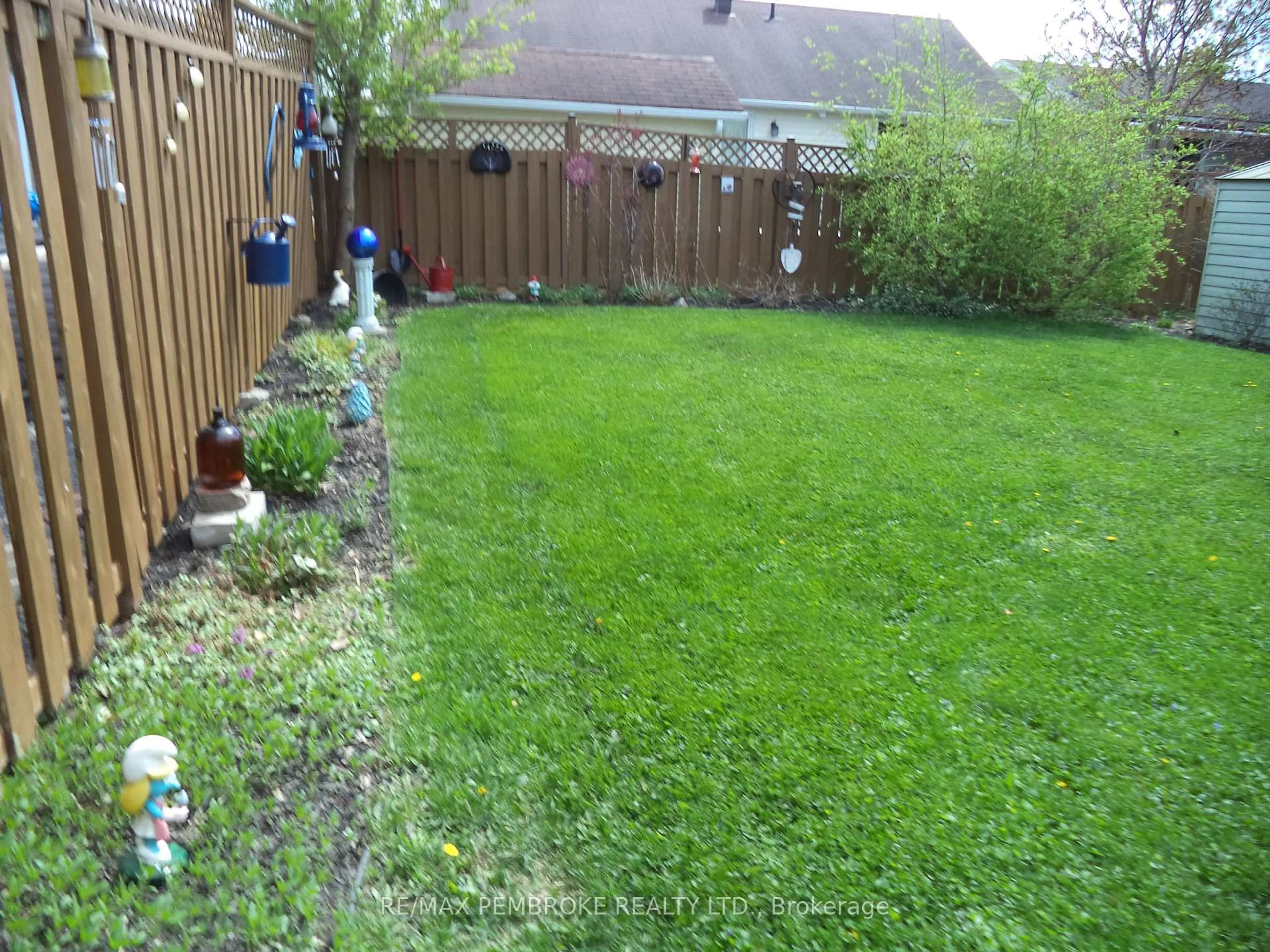 A pic from outside/outdoor area/front of a property/back of a property/a pic from drone, street for 196 Market St, Pembroke Ontario K8A 2H6