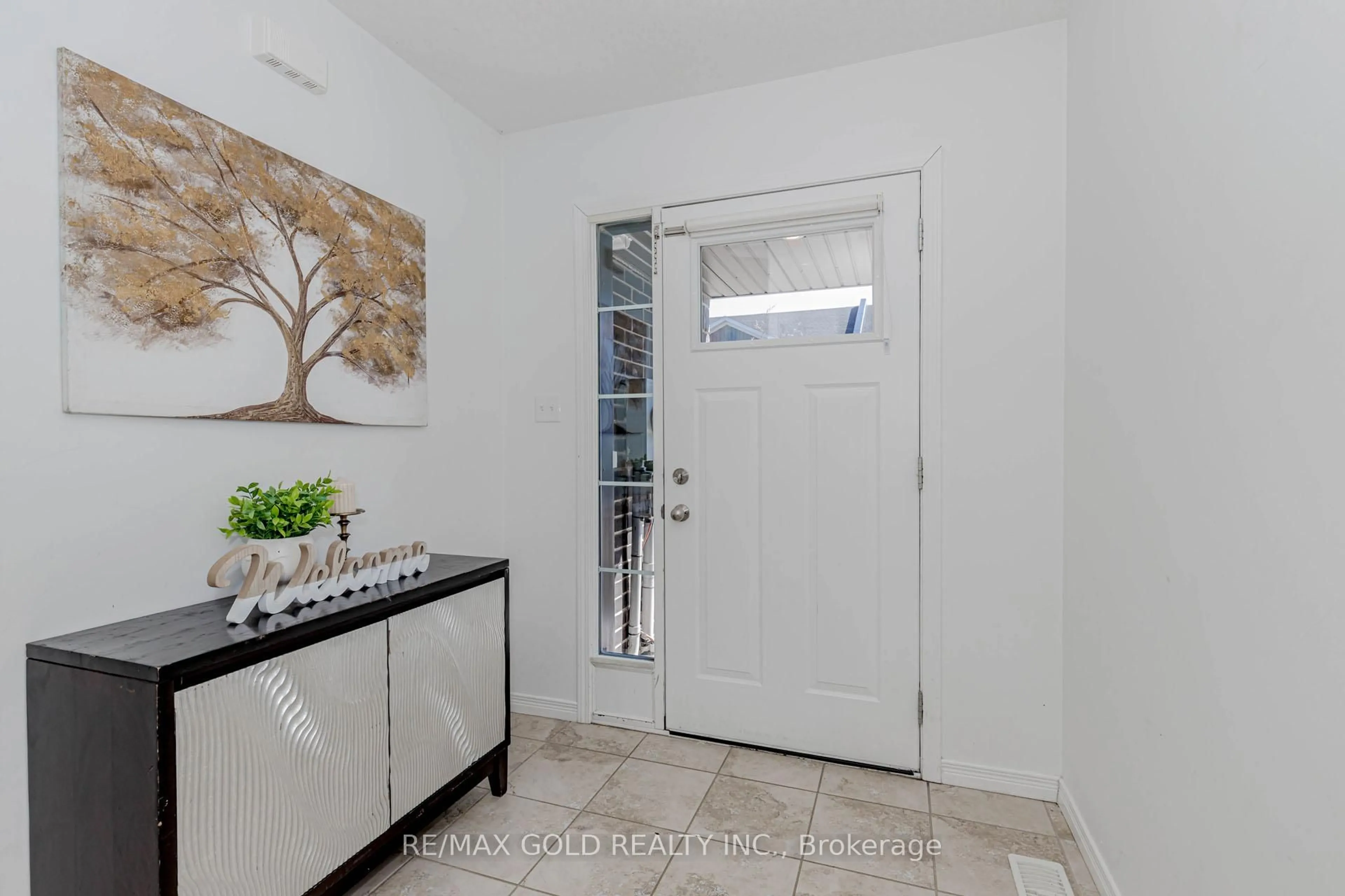 Indoor entryway for 508 Woodlea Crt, Kitchener Ontario N2R 0P8