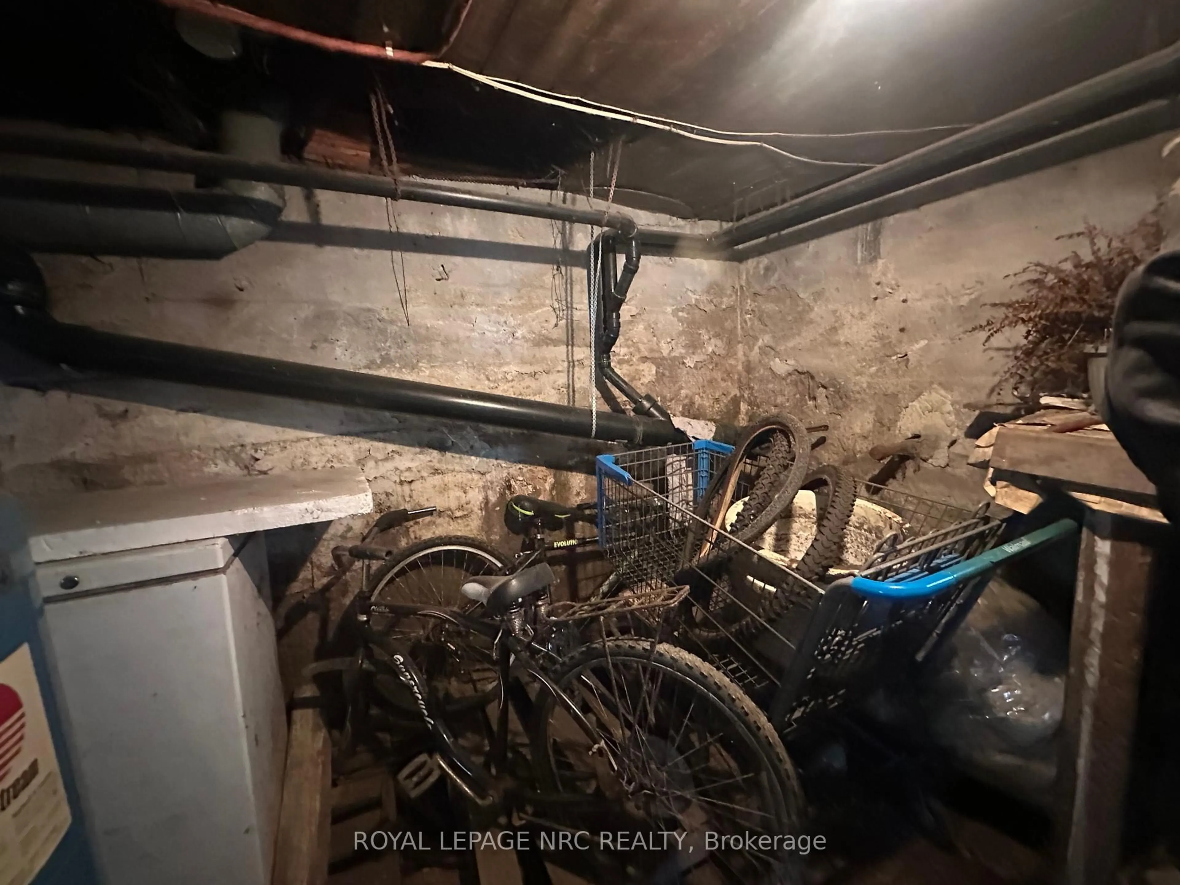 Indoor garage for 3 Ball Ave, St. Catharines Ontario L2T 1B4