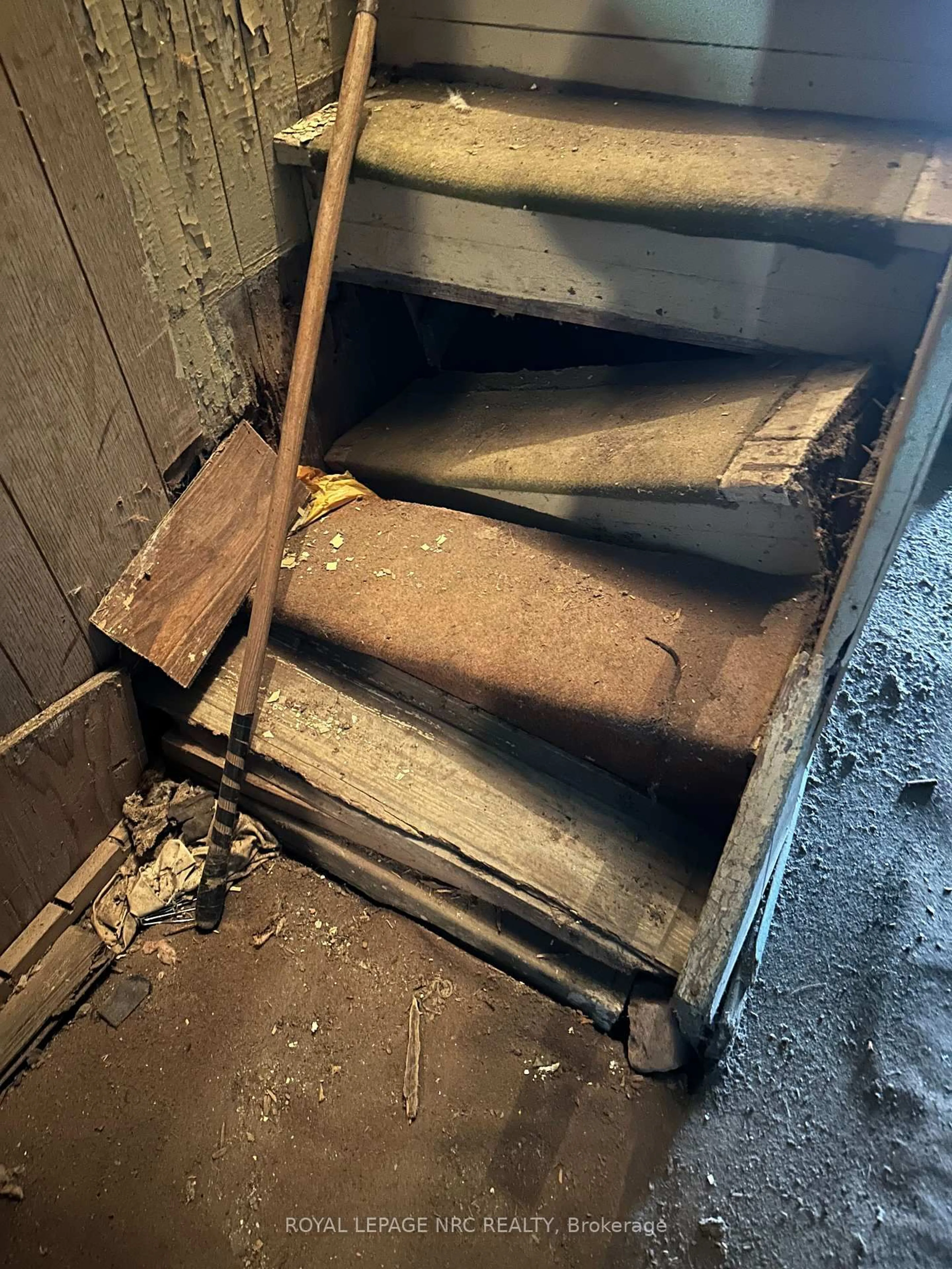 Stairs for 3 Ball Ave, St. Catharines Ontario L2T 1B4