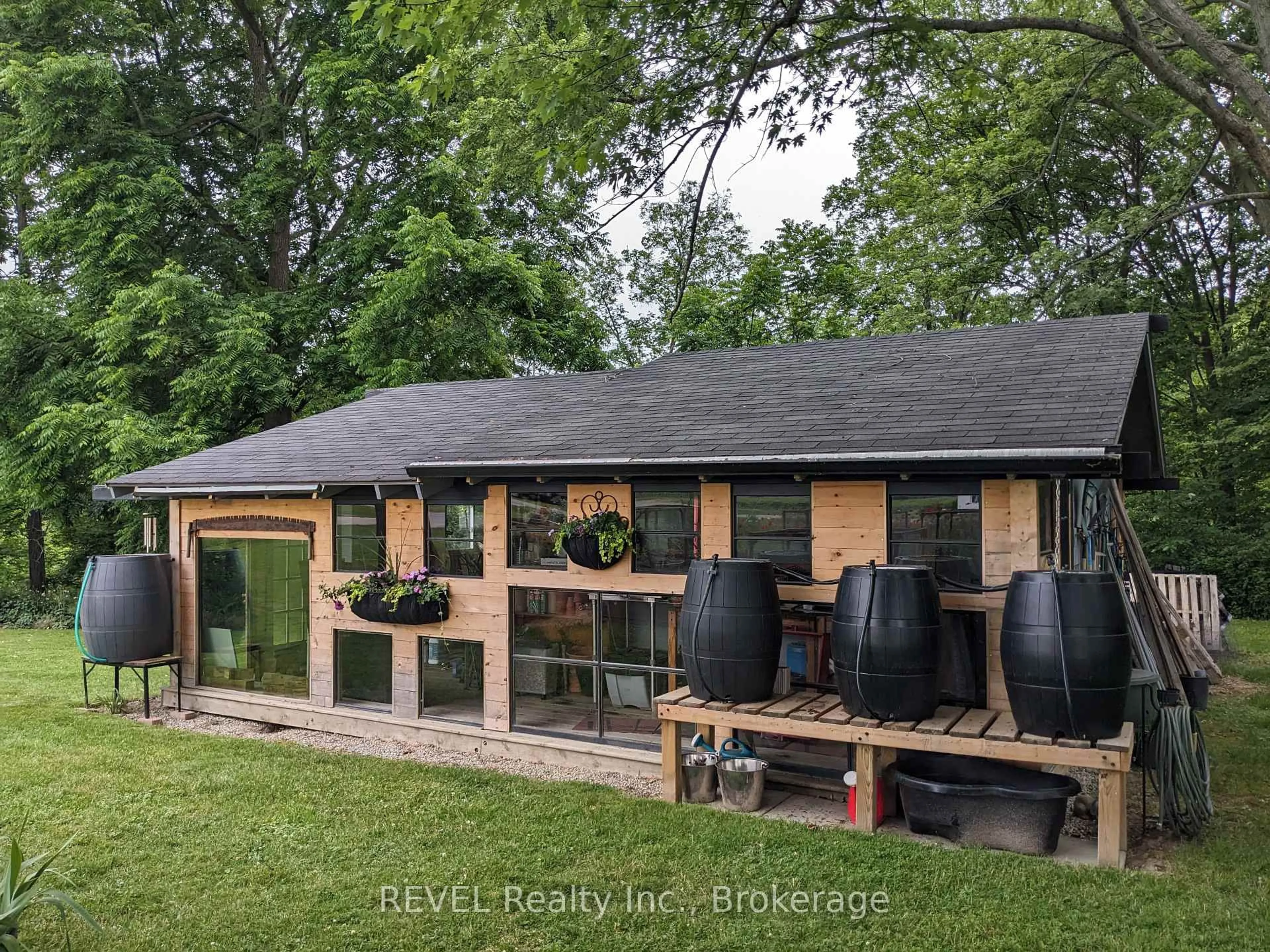 A pic from outside/outdoor area/front of a property/back of a property/a pic from drone, street for 3140 Staff Ave, Lincoln Ontario L2R 6P7