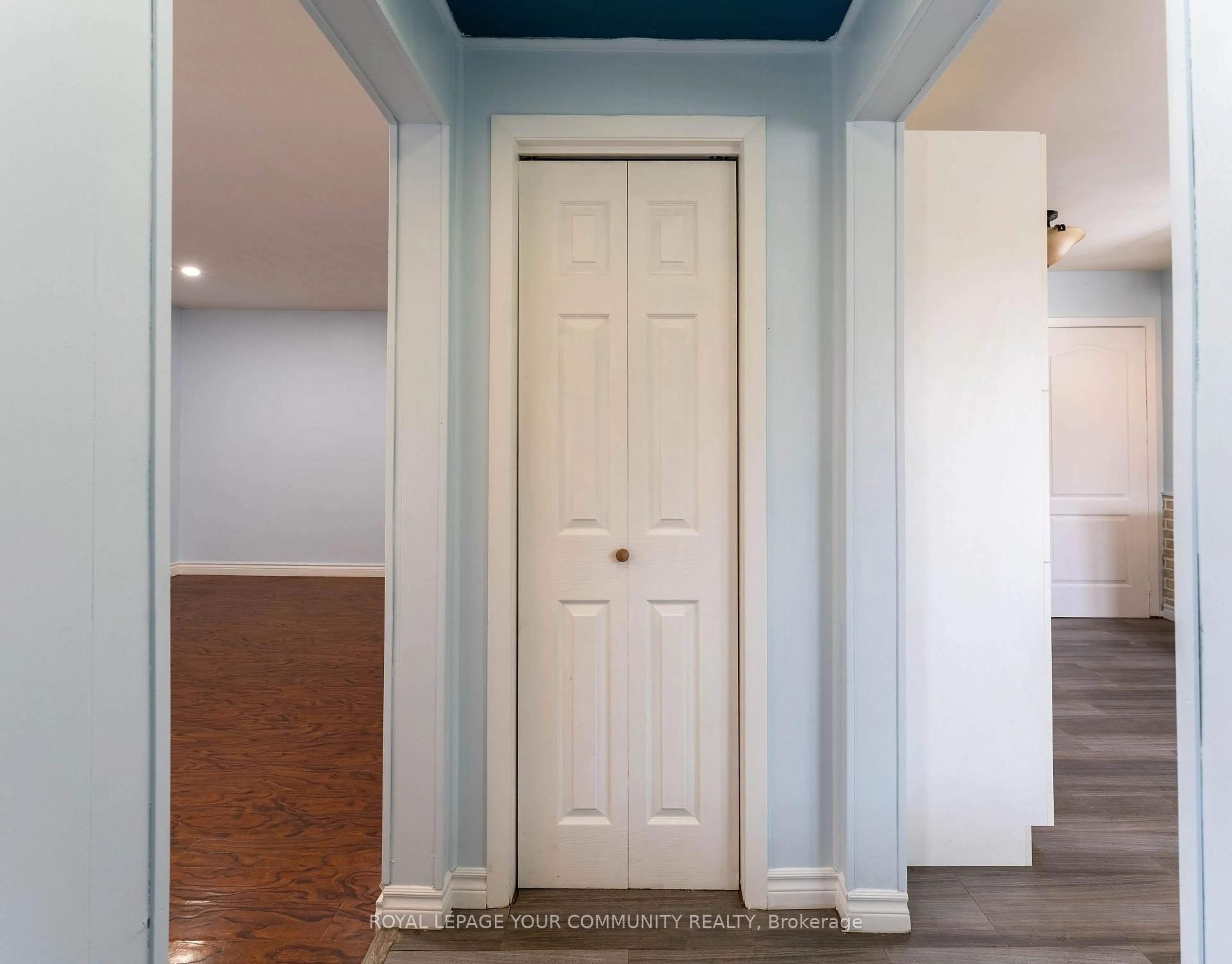 Indoor entryway for 328 Clyde Rd, Cambridge Ontario N1R 1L6