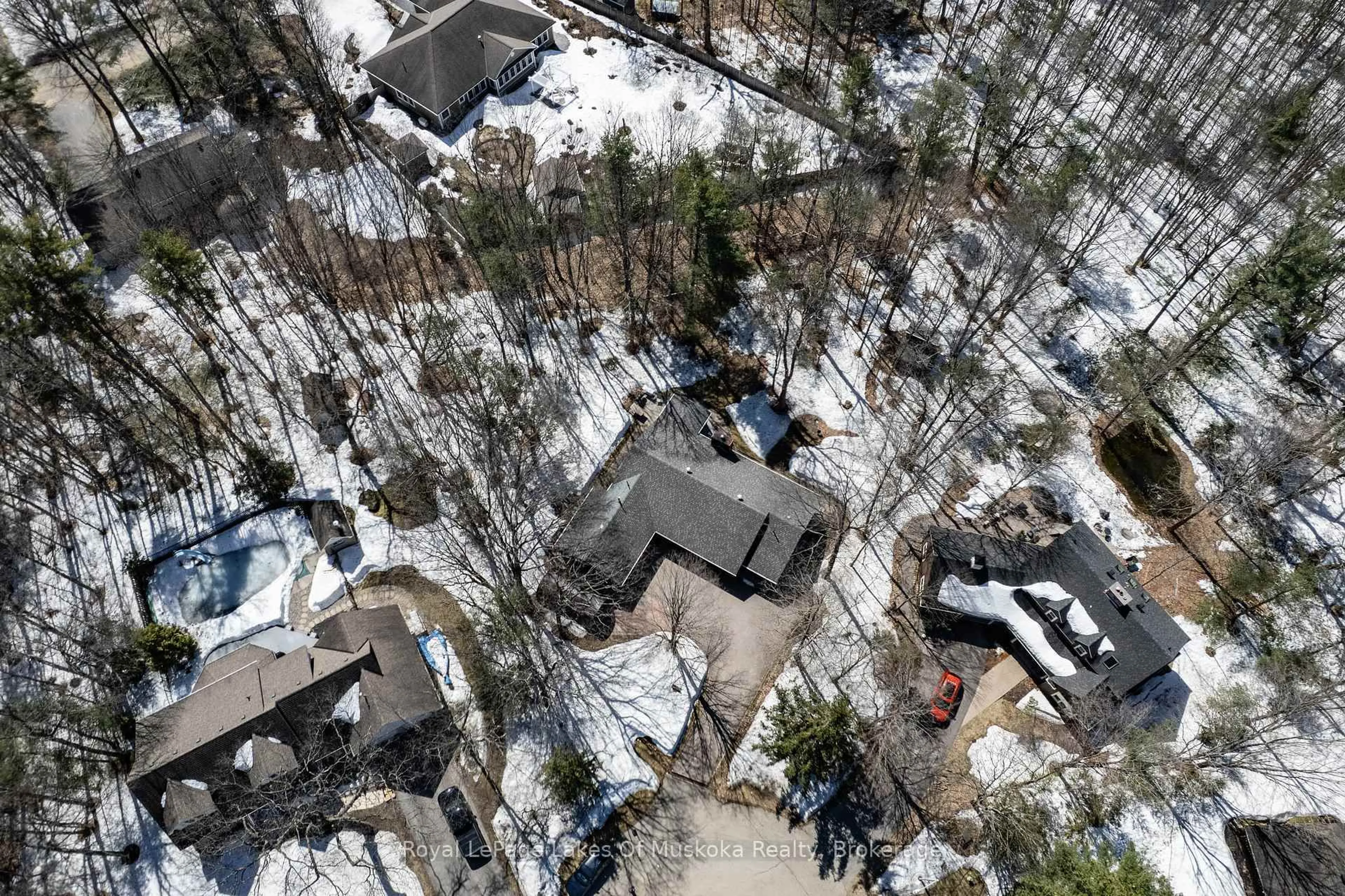 A pic from outside/outdoor area/front of a property/back of a property/a pic from drone, unknown for 200 Tiffany Tr, Gravenhurst Ontario P1P 1A6