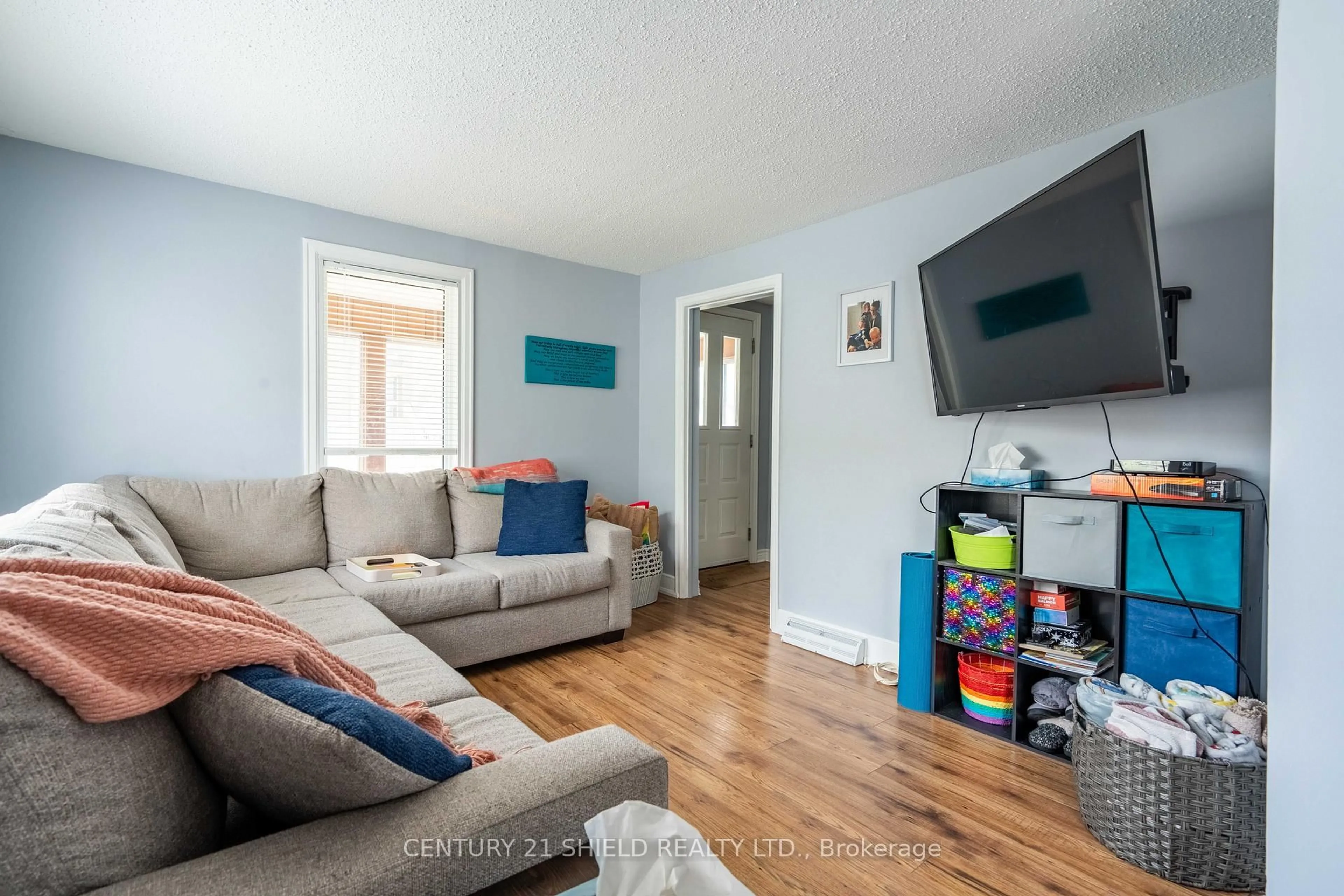 Living room with furniture, wood/laminate floor for 31 5th St, Cornwall Ontario K6J 2T5
