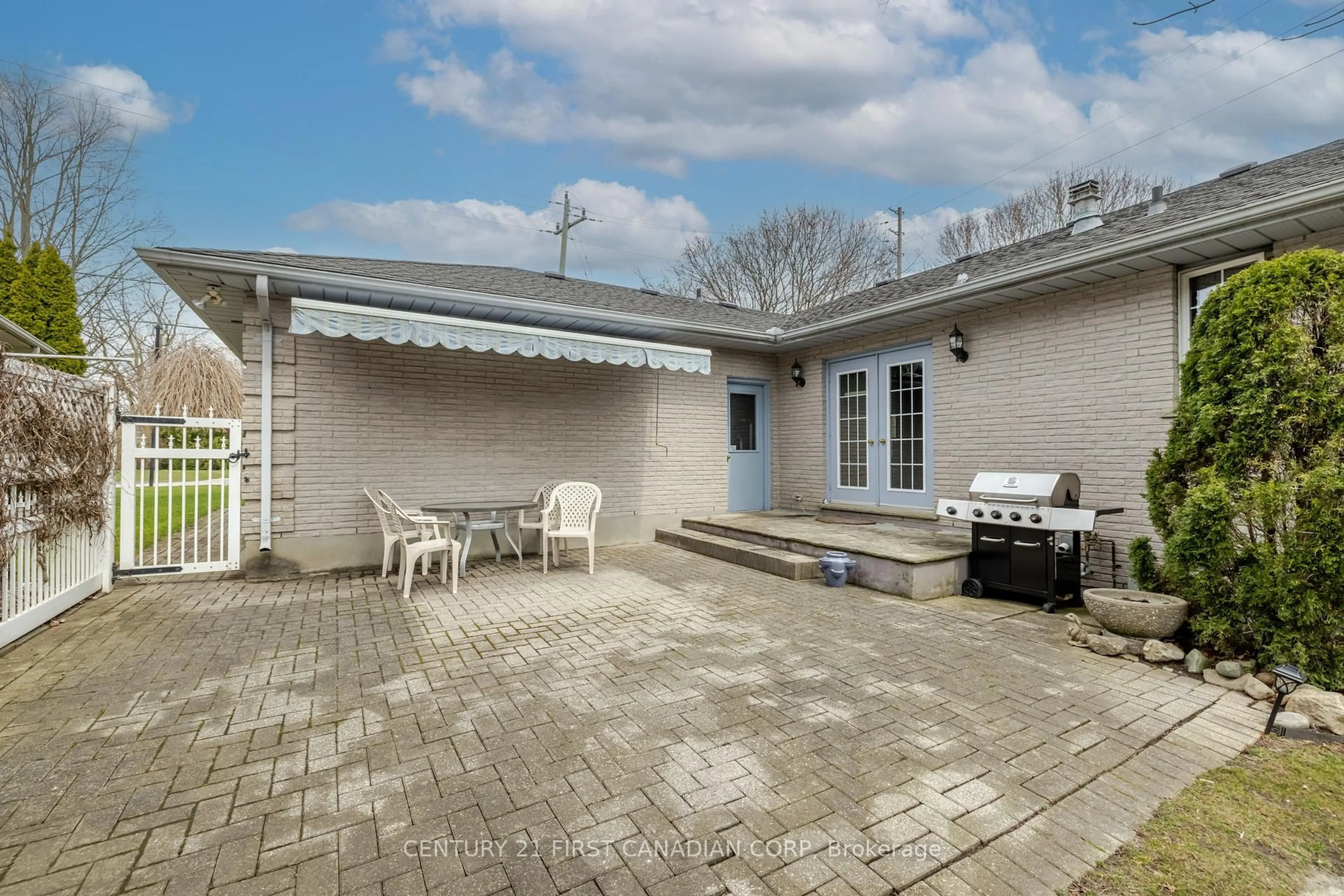 Patio, street for 196 Hull Rd, Strathroy-Caradoc Ontario N7G 3P2