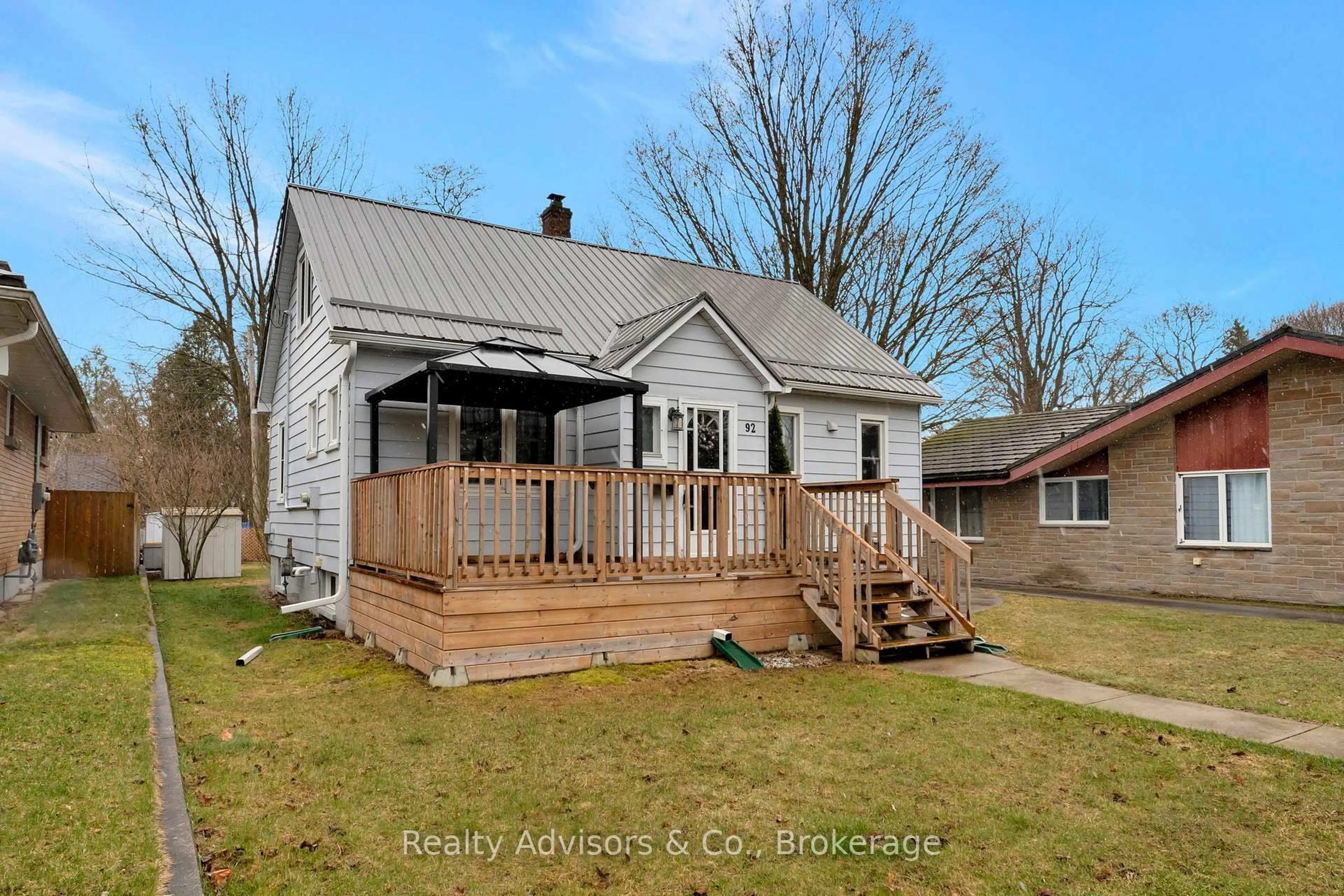 A pic from outside/outdoor area/front of a property/back of a property/a pic from drone, street for 92 Pine St, Norfolk Ontario N4B 1N9
