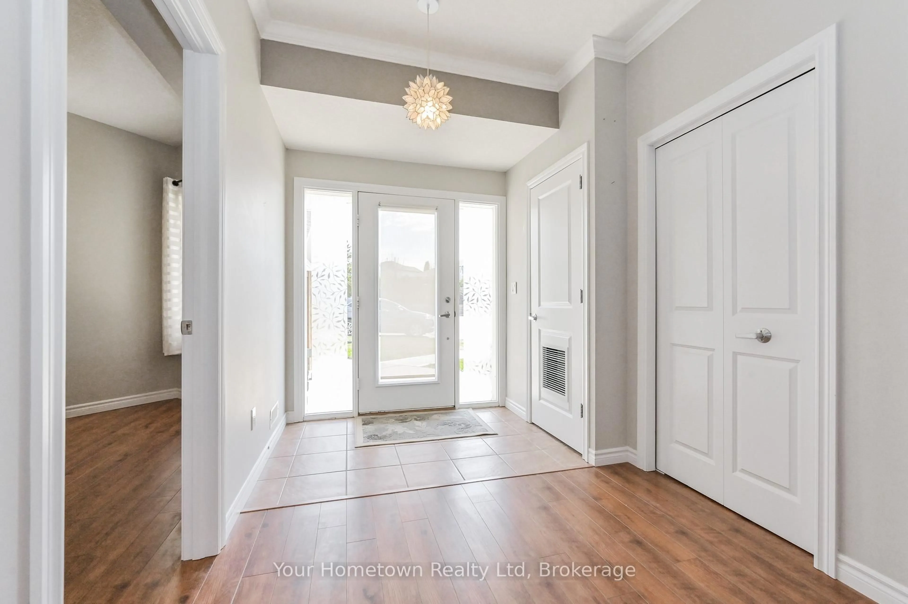 Indoor entryway for 760 Woodhill Dr #212, Centre Wellington Ontario N1M 3W5