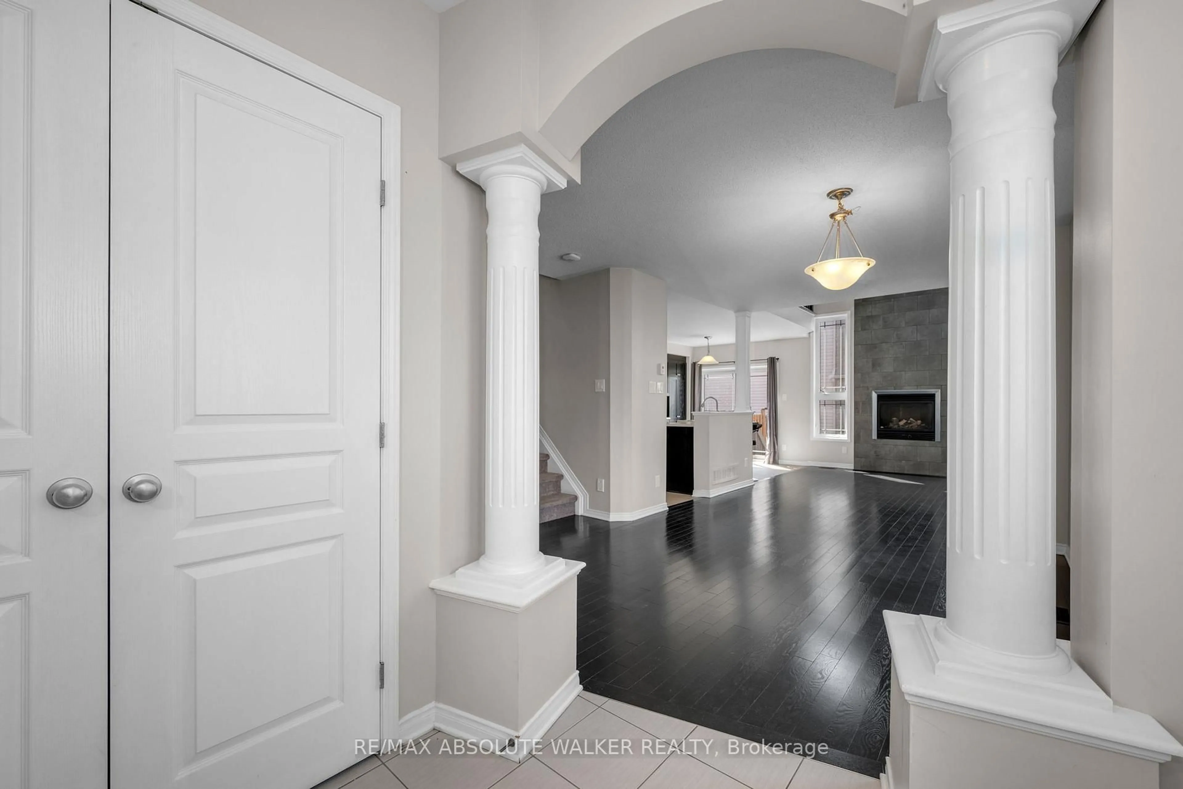 Indoor entryway for 689 PERCIFOR Way, Ottawa Ontario K1W 0E4