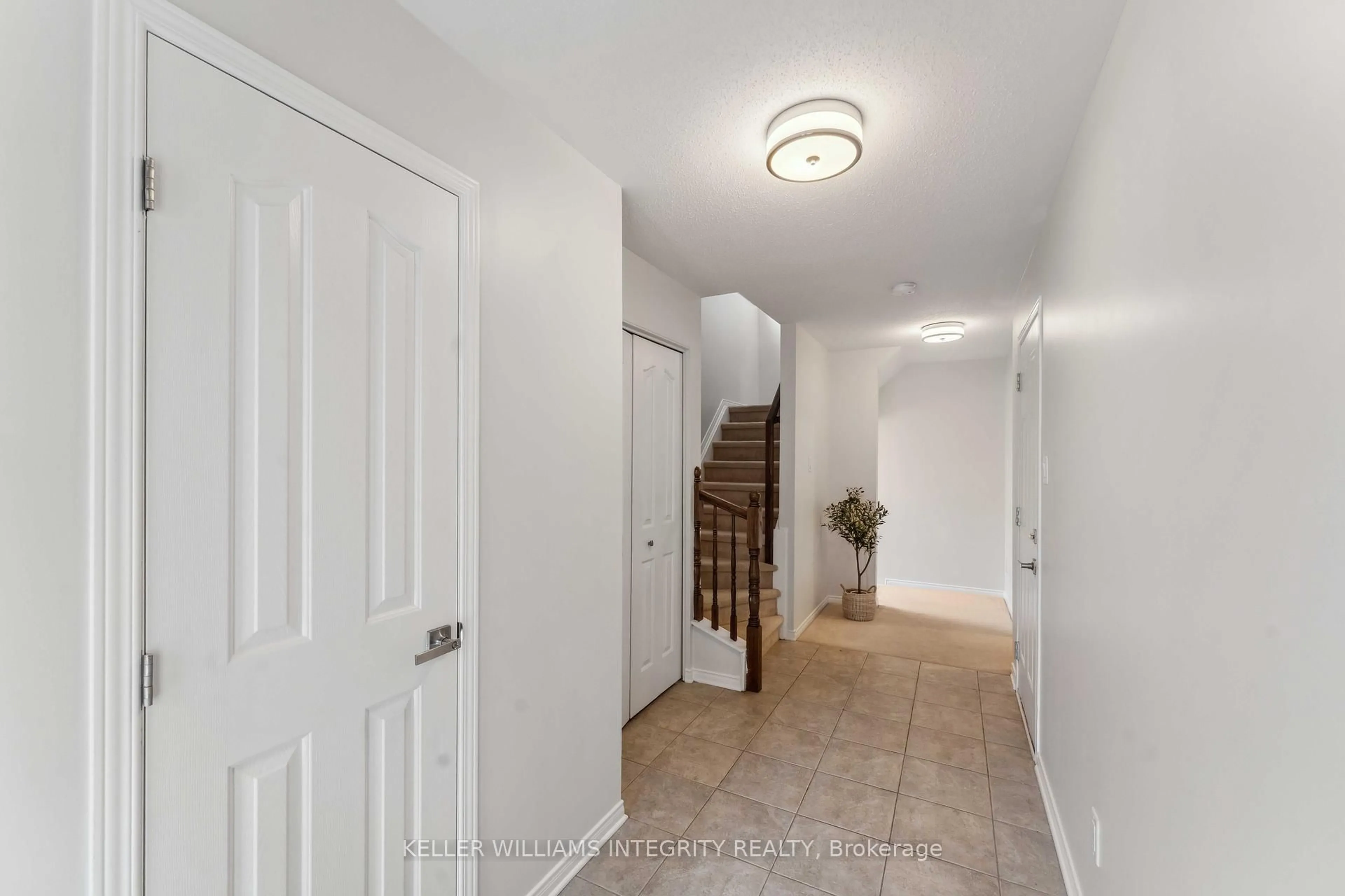 Indoor entryway for 136 Quito Private N/A, Ottawa Ontario K2E 0A7