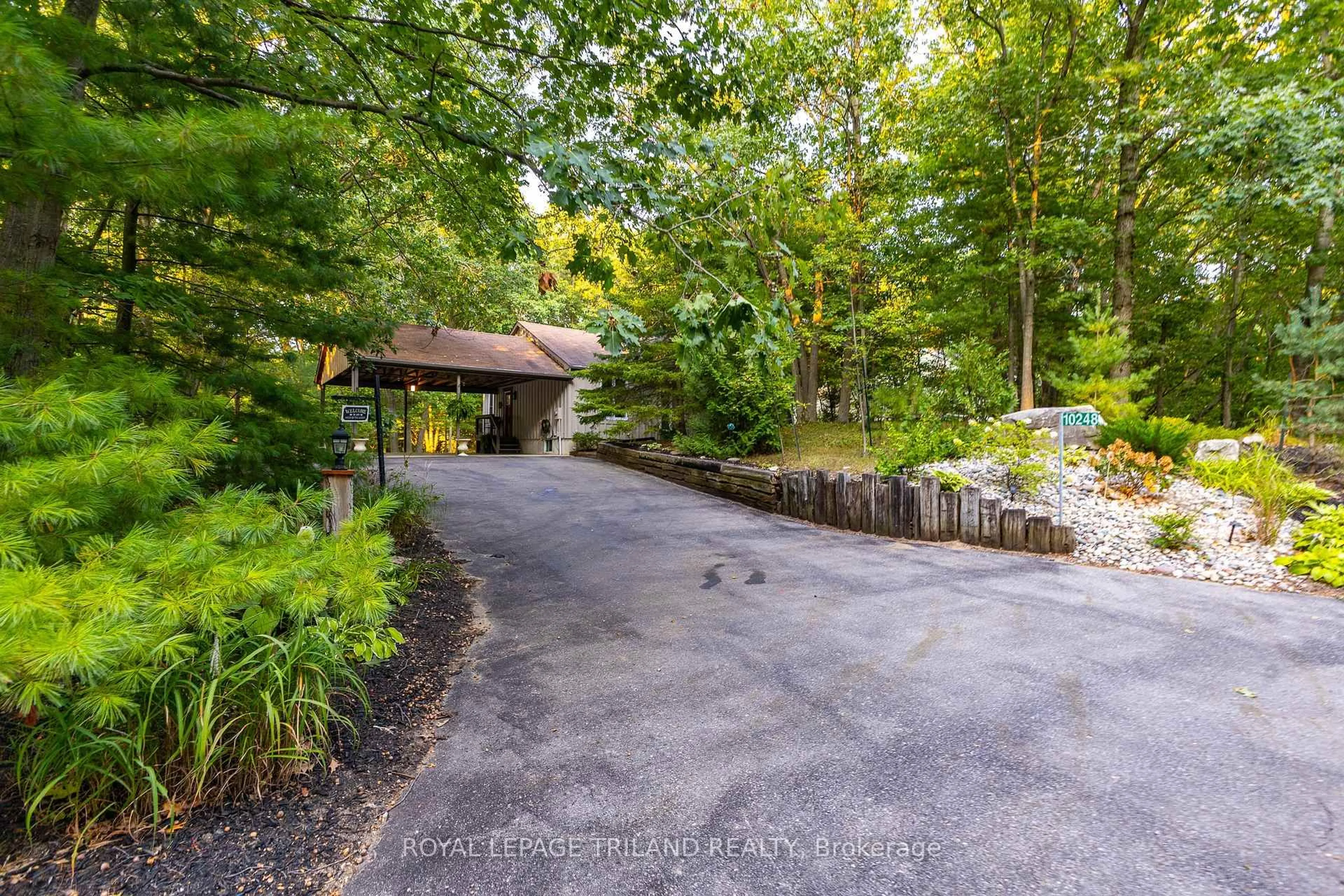 Patio, water/lake/river/ocean view for 10248 Pinetree Dr, Lambton Shores Ontario N0M 1T0