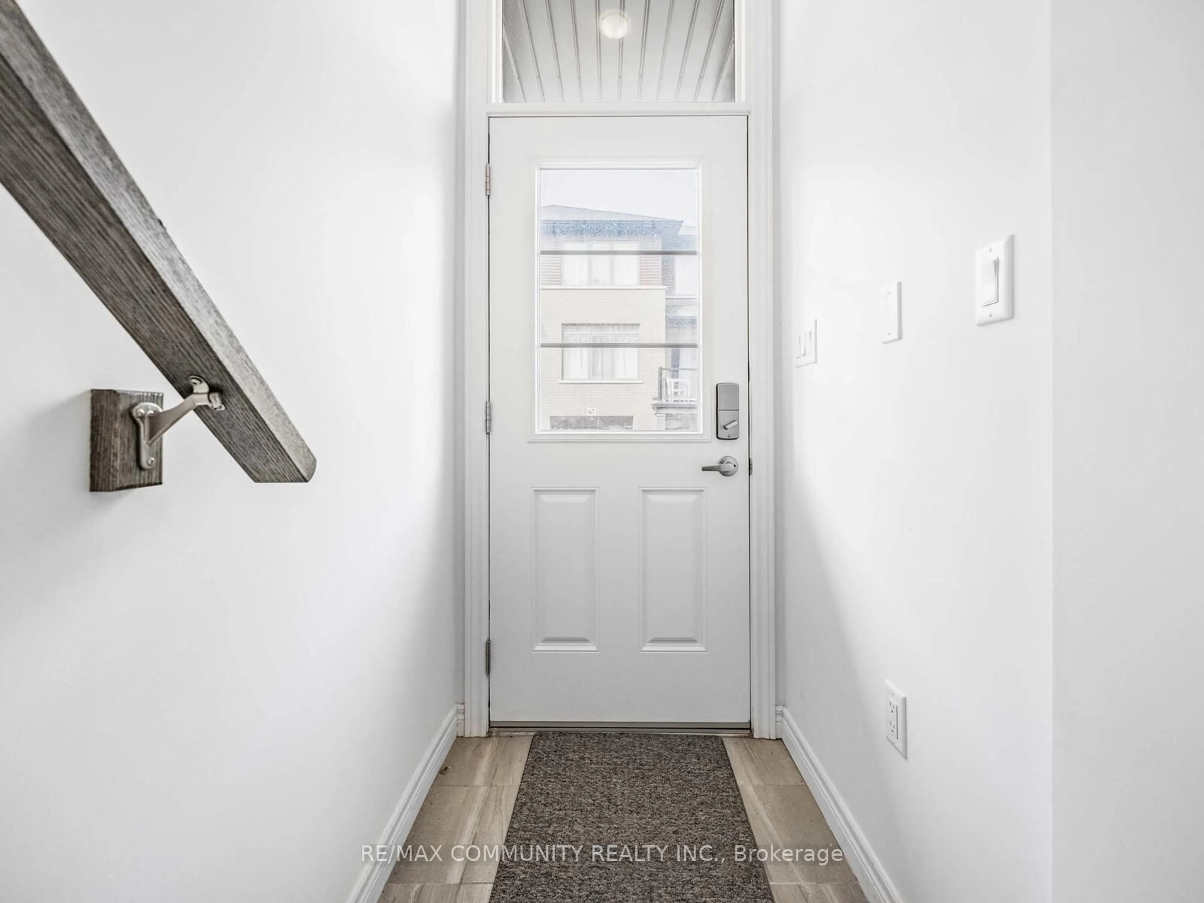 Indoor entryway for 575 Woodward Ave #111, Hamilton Ontario L8H 6P2