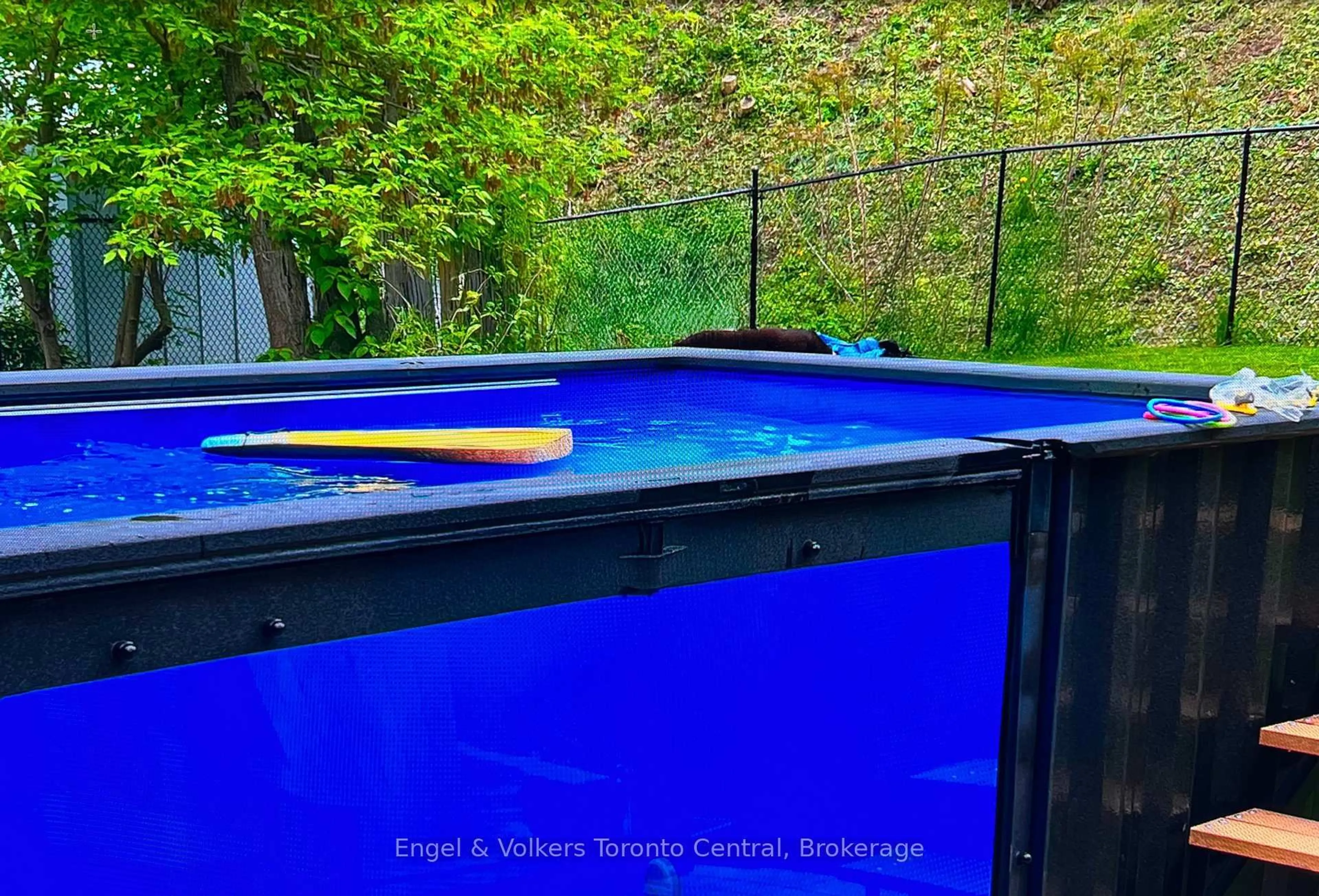 Pool for 131 Arthur St, Blue Mountains Ontario N0H 2P0