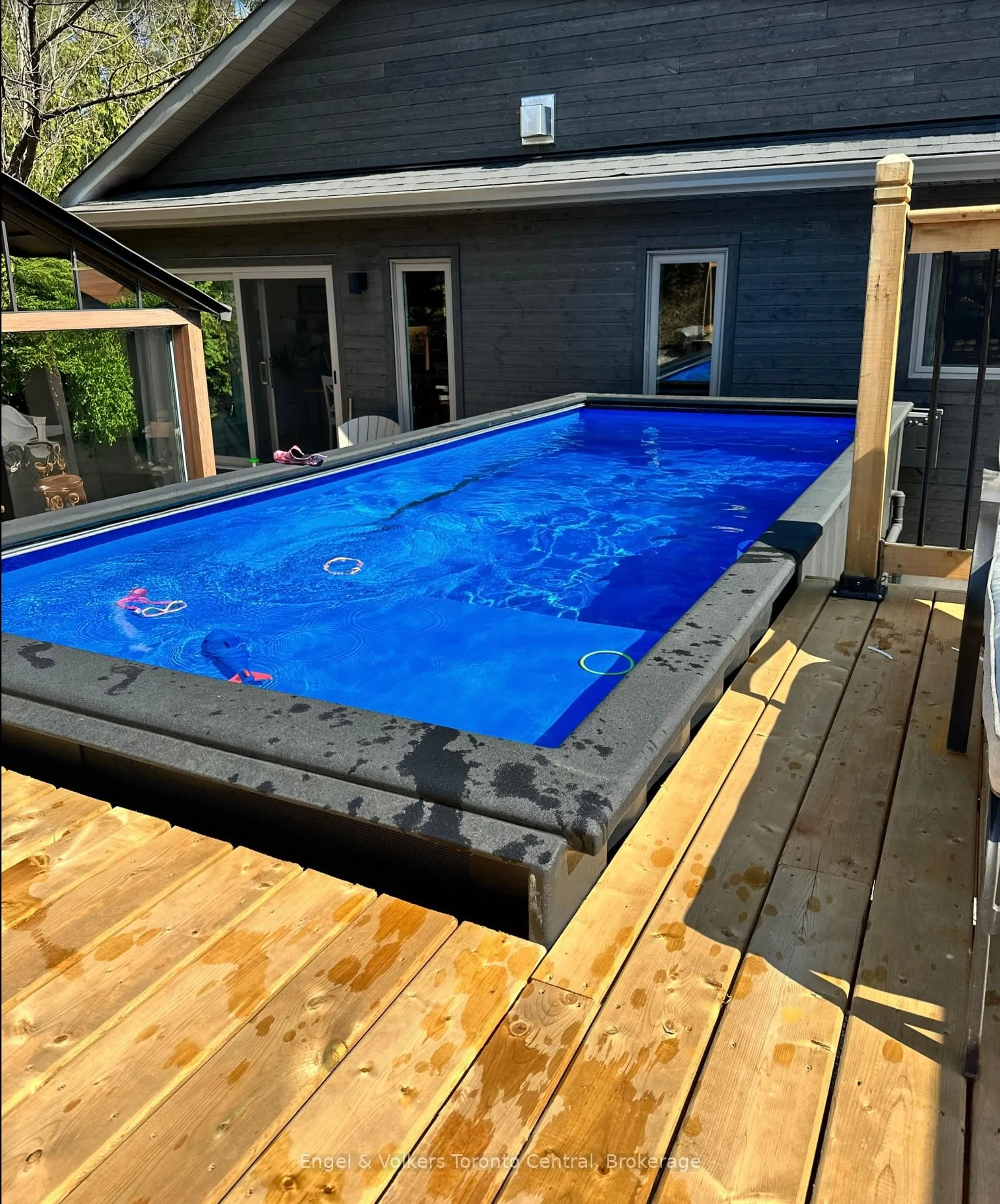 Pool for 131 Arthur St, Blue Mountains Ontario N0H 2P0