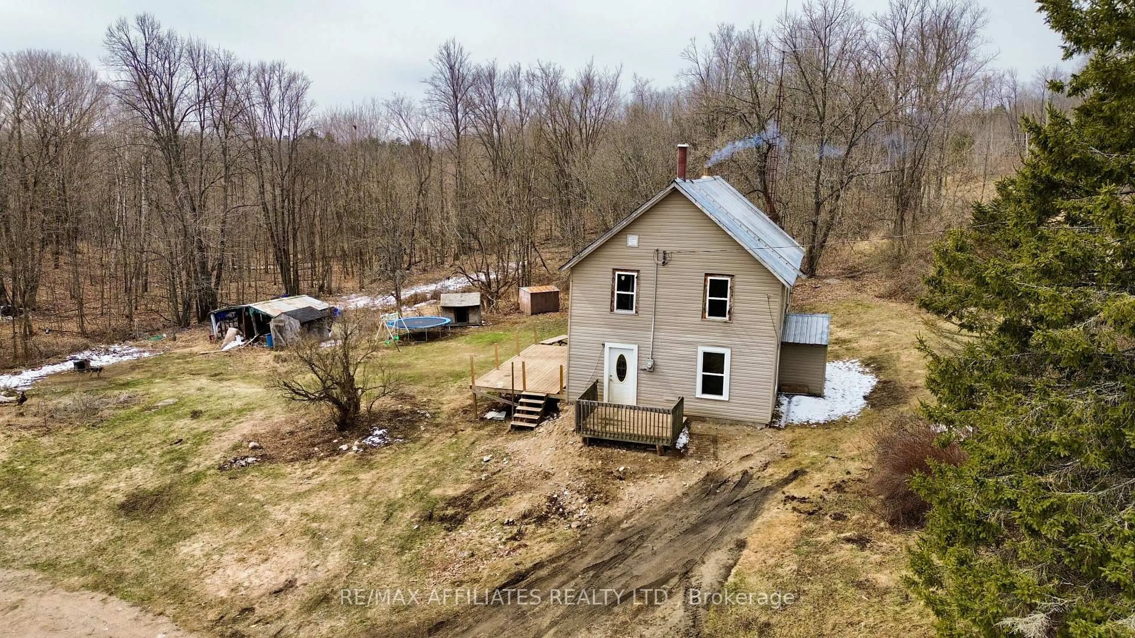 A pic from outside/outdoor area/front of a property/back of a property/a pic from drone, building for 1505 Elm Tree Rd, Arden Ontario K0H 1B0