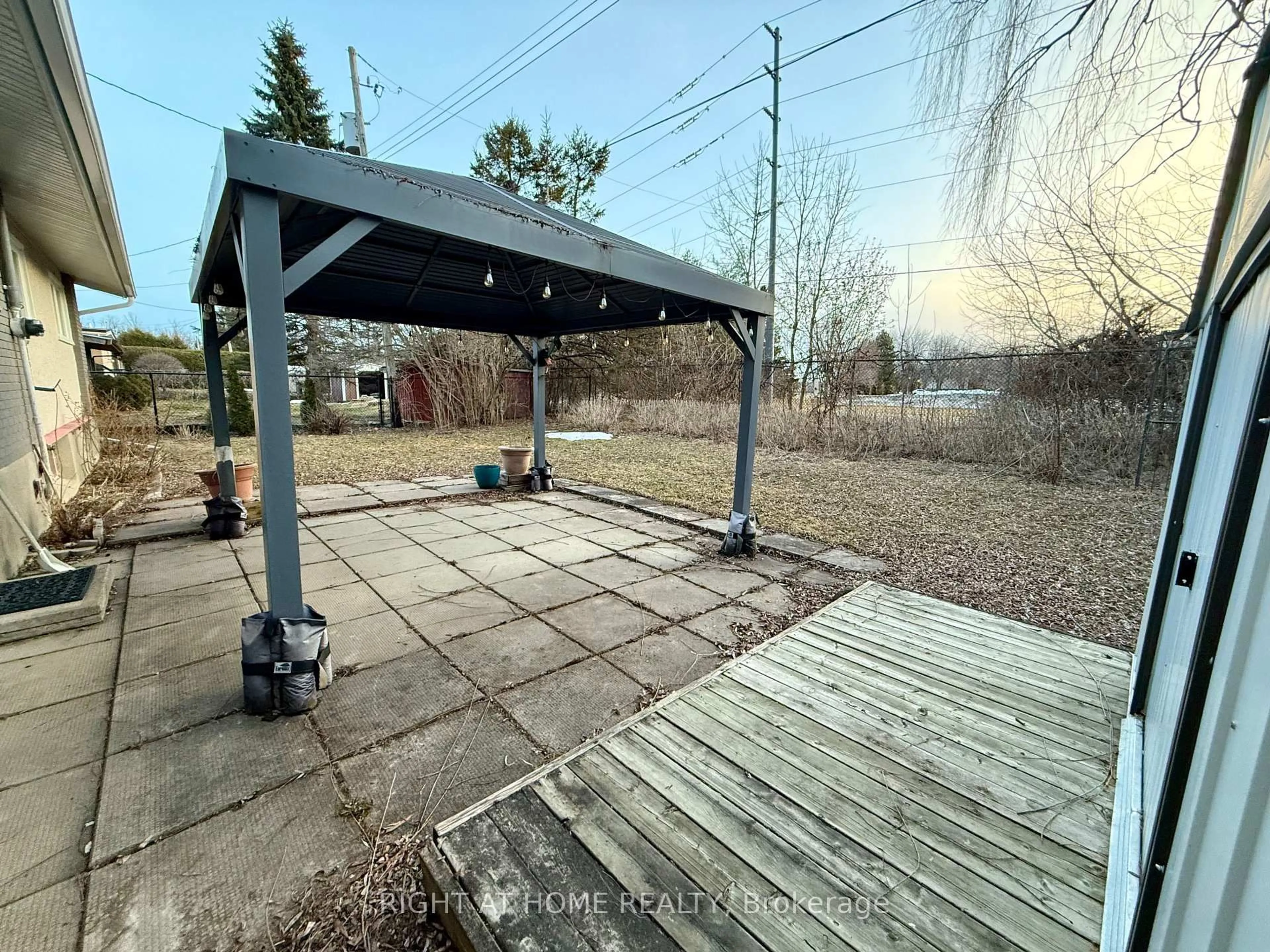 A pic from outside/outdoor area/front of a property/back of a property/a pic from drone, unknown for 42 Cleadon Dr, Ottawa Ontario K2H 5P3