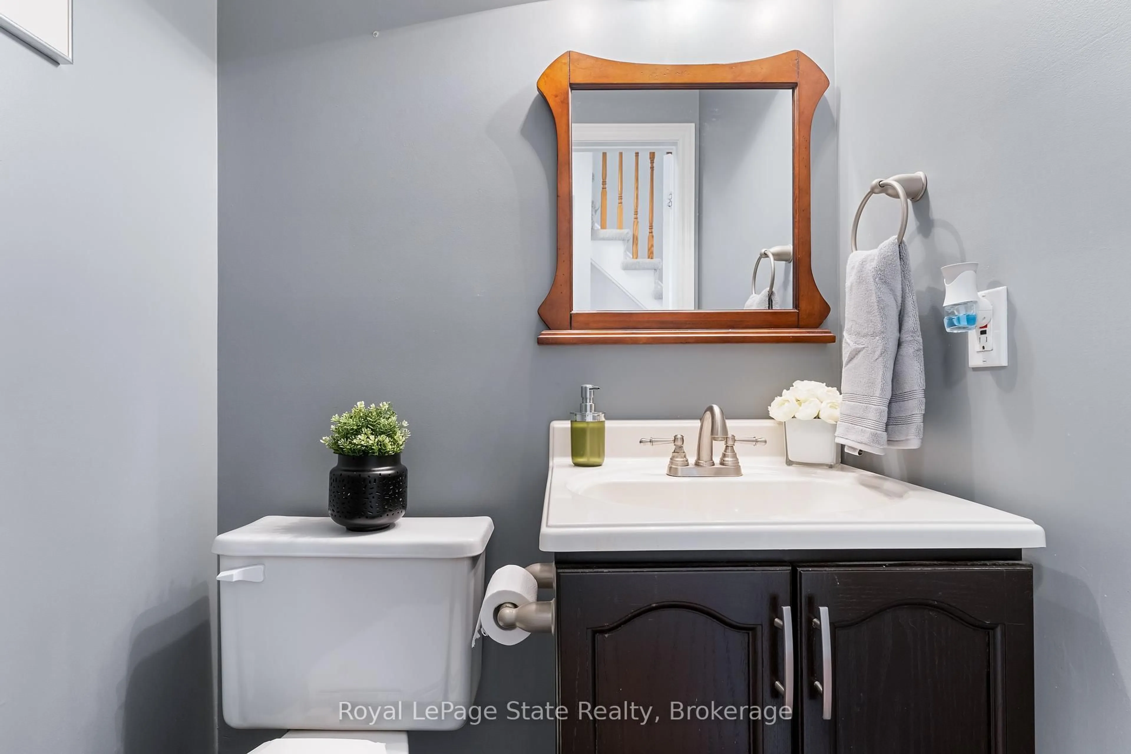 Contemporary bathroom, ceramic/tile floor for 13 Walker Crt, Grimsby Ontario L3M 5J5