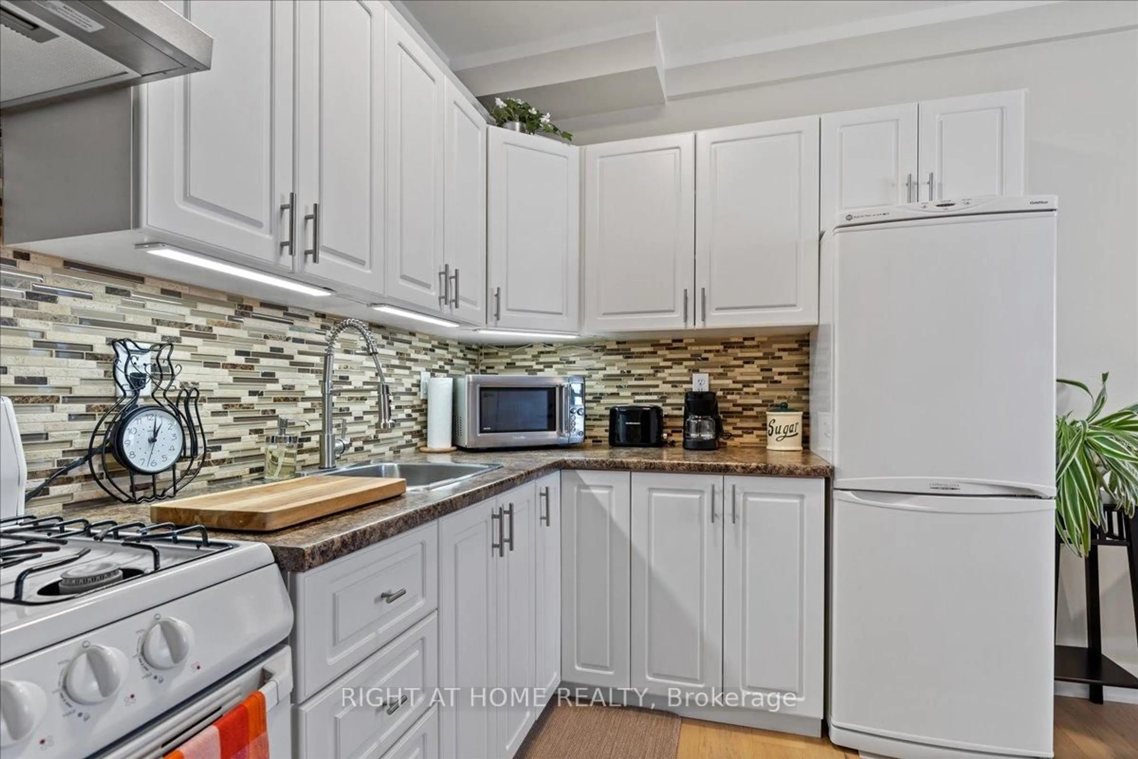 Standard kitchen, ceramic/tile floor for 54 Fullerton Ave, Hamilton Ontario L8L 6G8