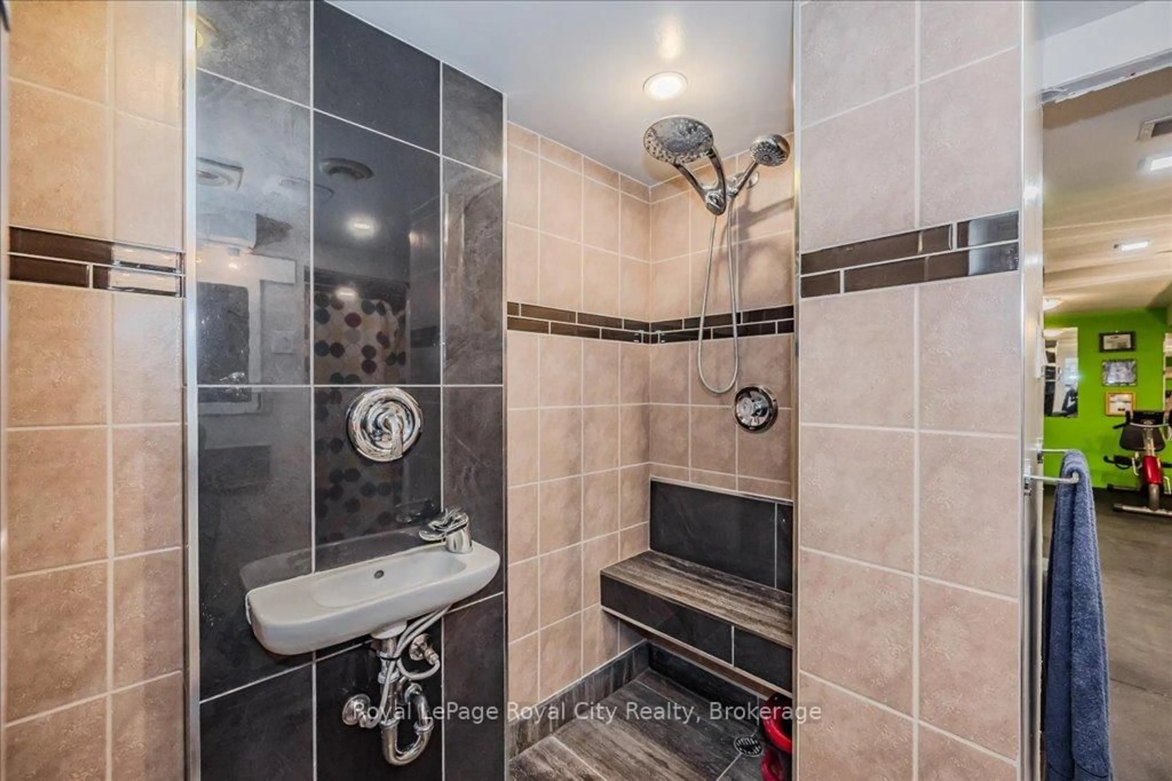 Standard bathroom, ceramic/tile floor for 40 Silvercreek Pkwy #2, Guelph Ontario N1H 7X5