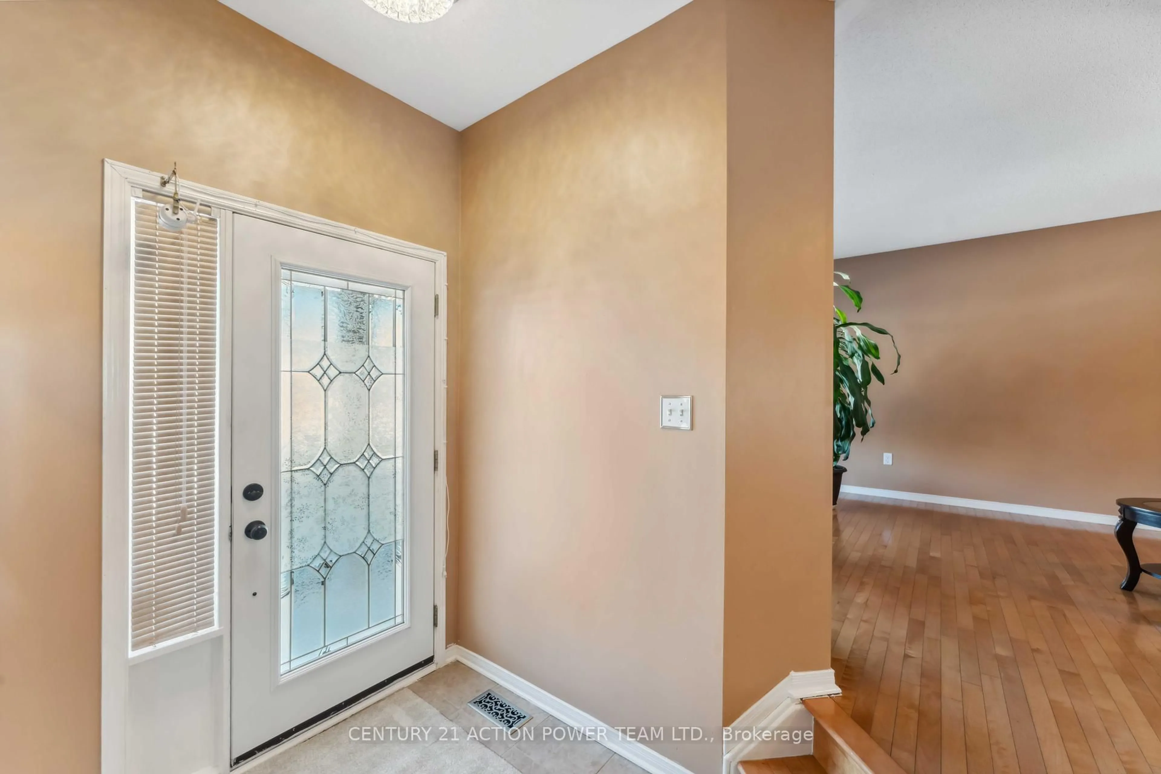 Indoor entryway for 636 Aquaview Dr, Ottawa Ontario K4A 4W2