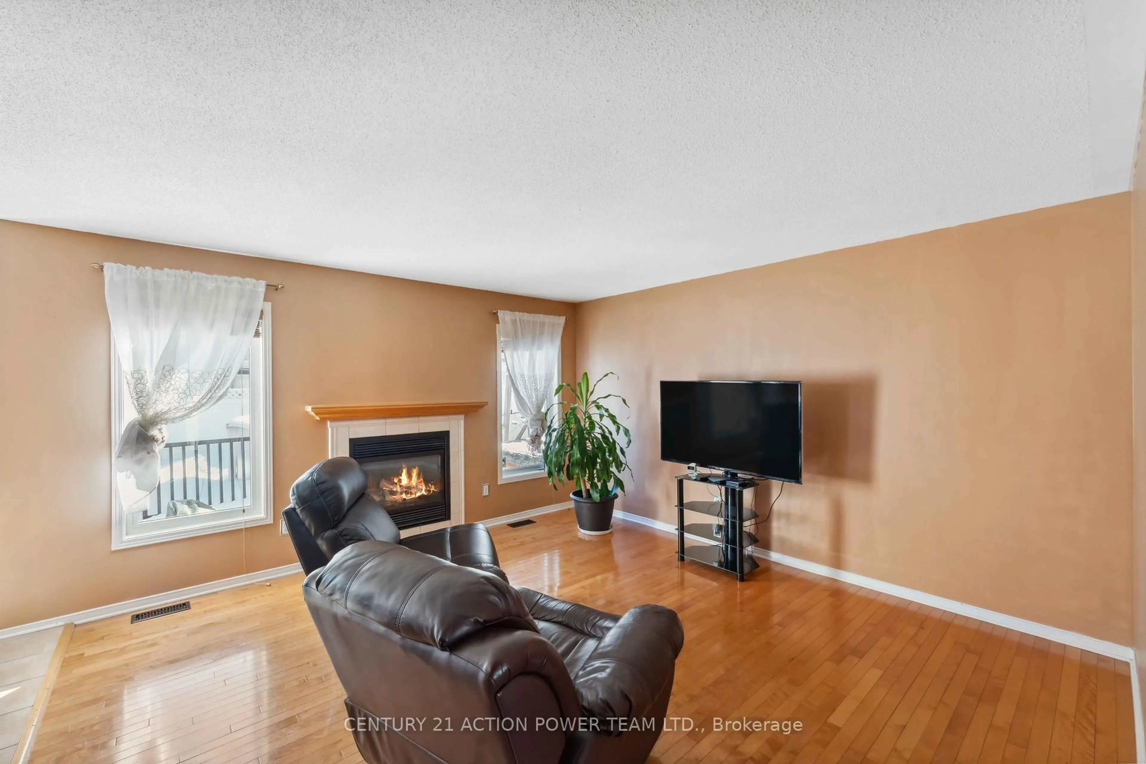 Living room with furniture, wood/laminate floor for 636 Aquaview Dr, Ottawa Ontario K4A 4W2