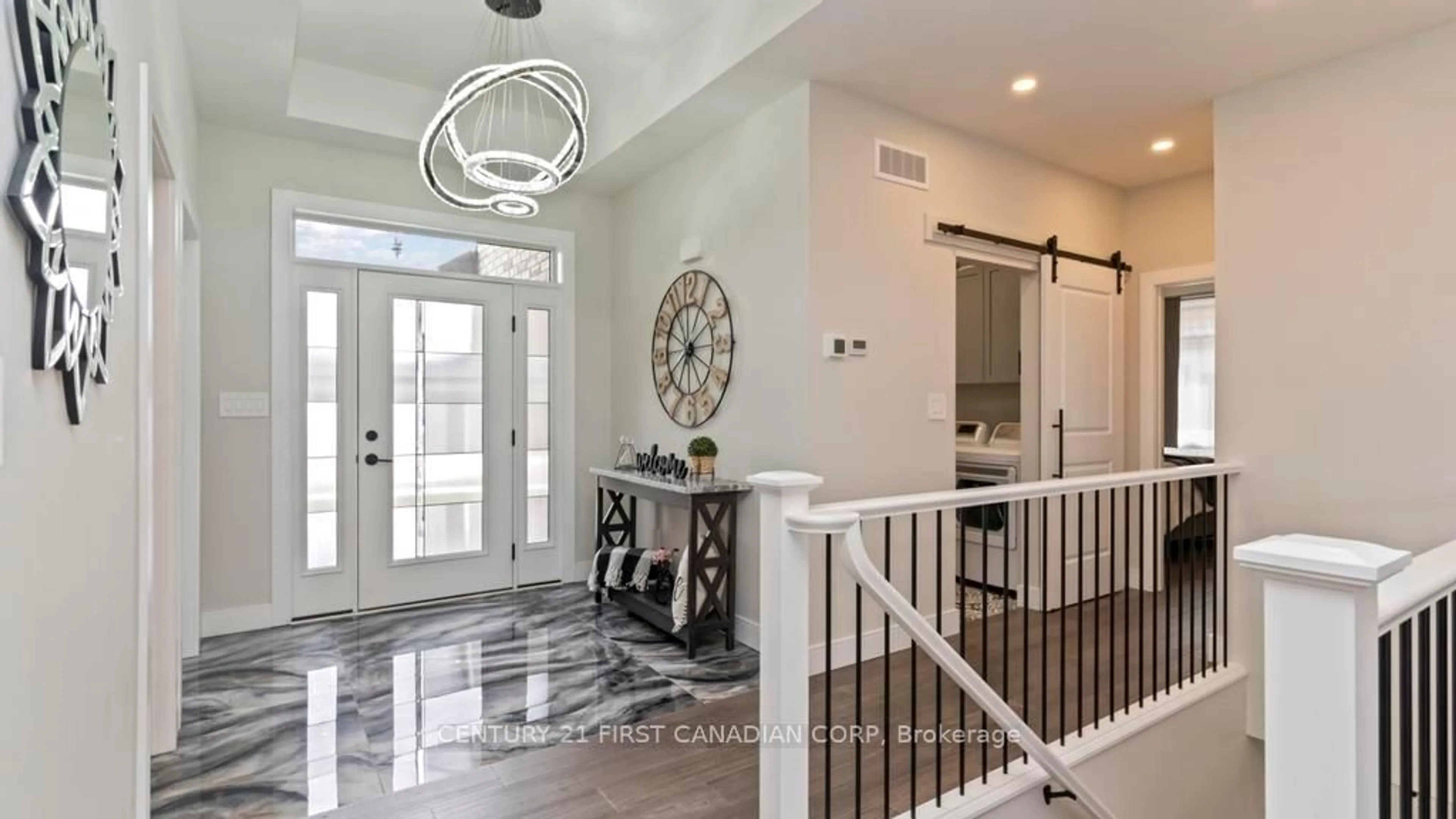 Indoor entryway for 27 Elliot St, Strathroy-Caradoc Ontario N7G 0H1