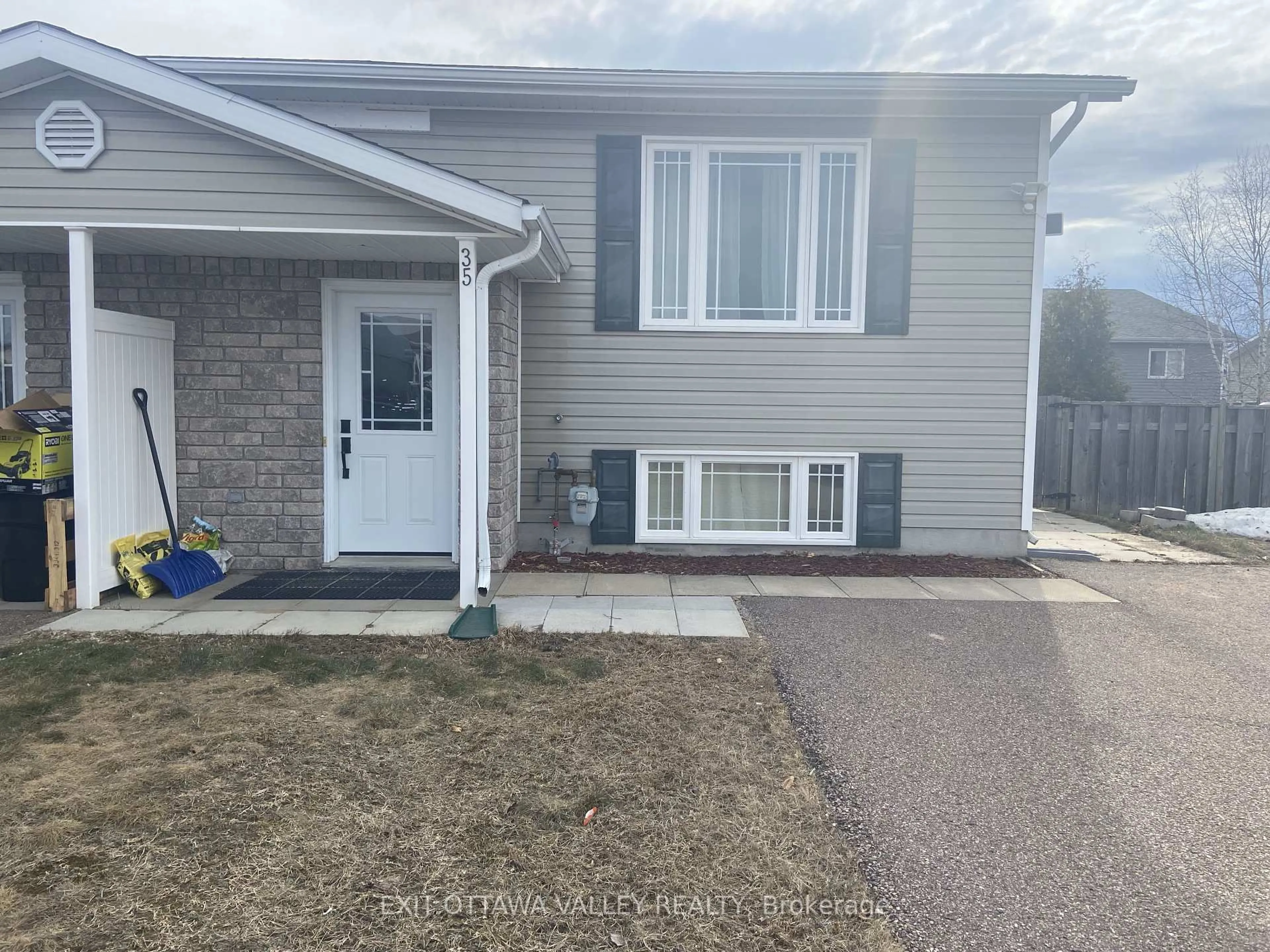 Home with vinyl exterior material, street for 35 Renfrew St, Petawawa Ontario K8H 0A6