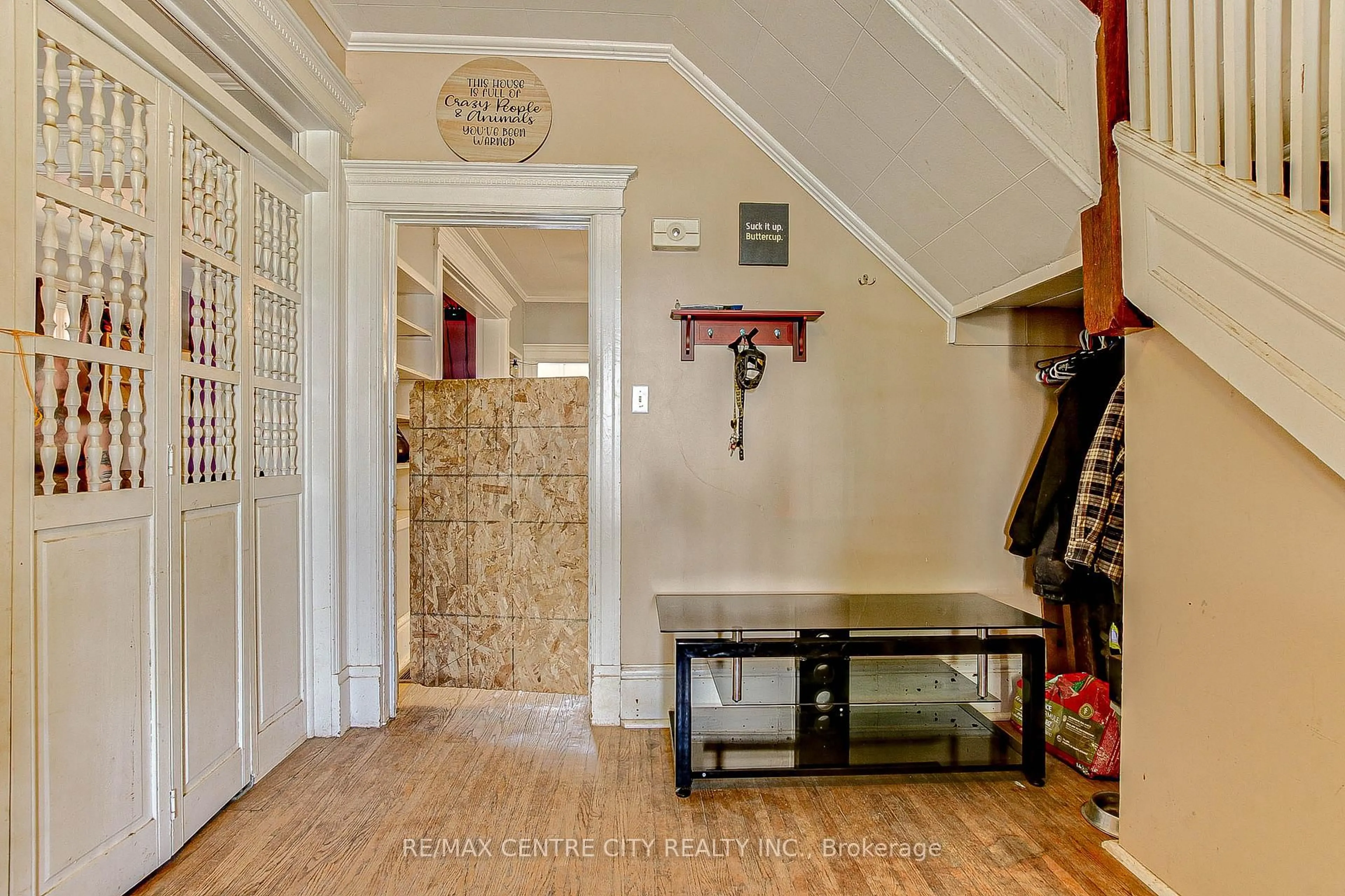 Indoor entryway for 51 EAST St, St. Thomas Ontario N5P 2R3