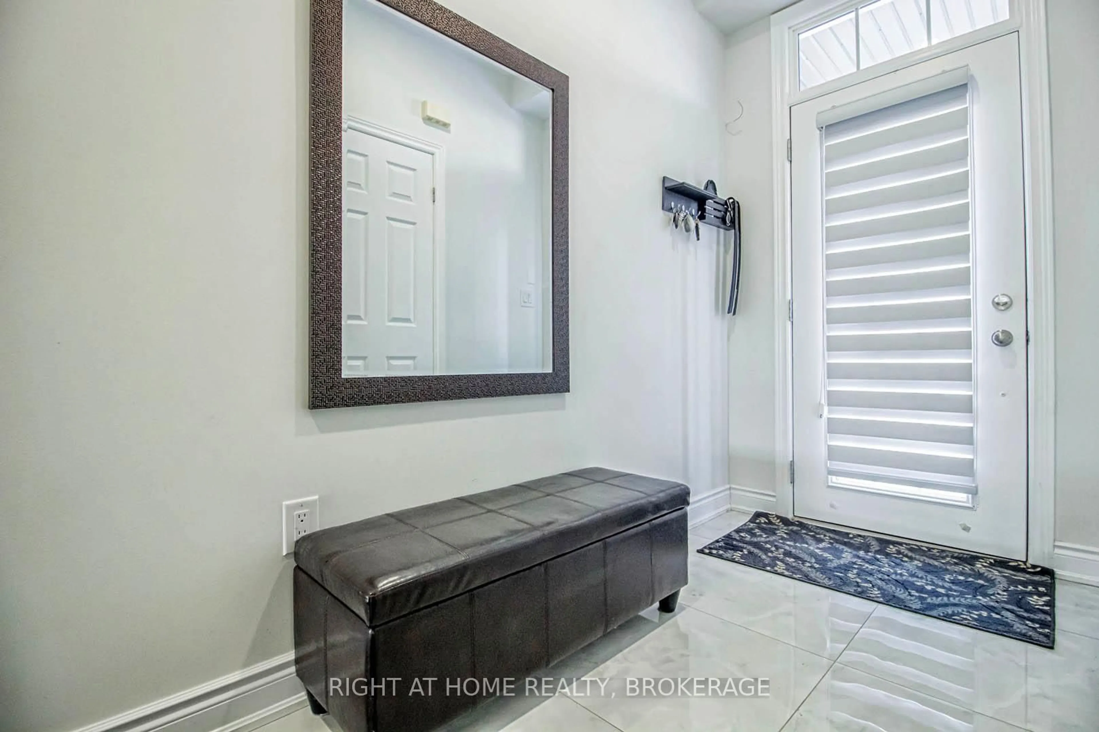 Indoor entryway for 370 Stonehenge Dr #9, Hamilton Ontario L9K 0H9