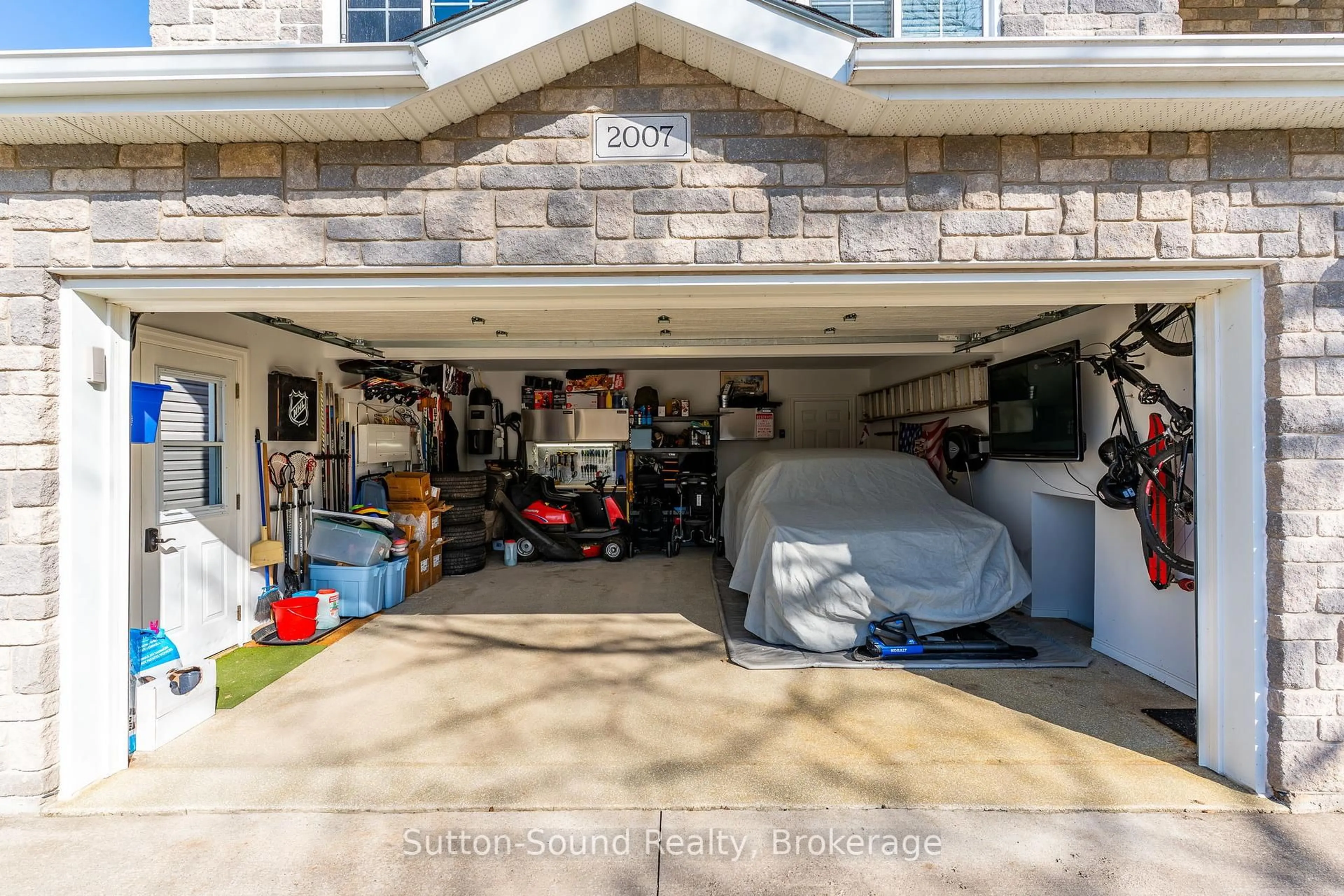 Indoor garage for 2007 7th Ave, Owen Sound Ontario N4K 6R9