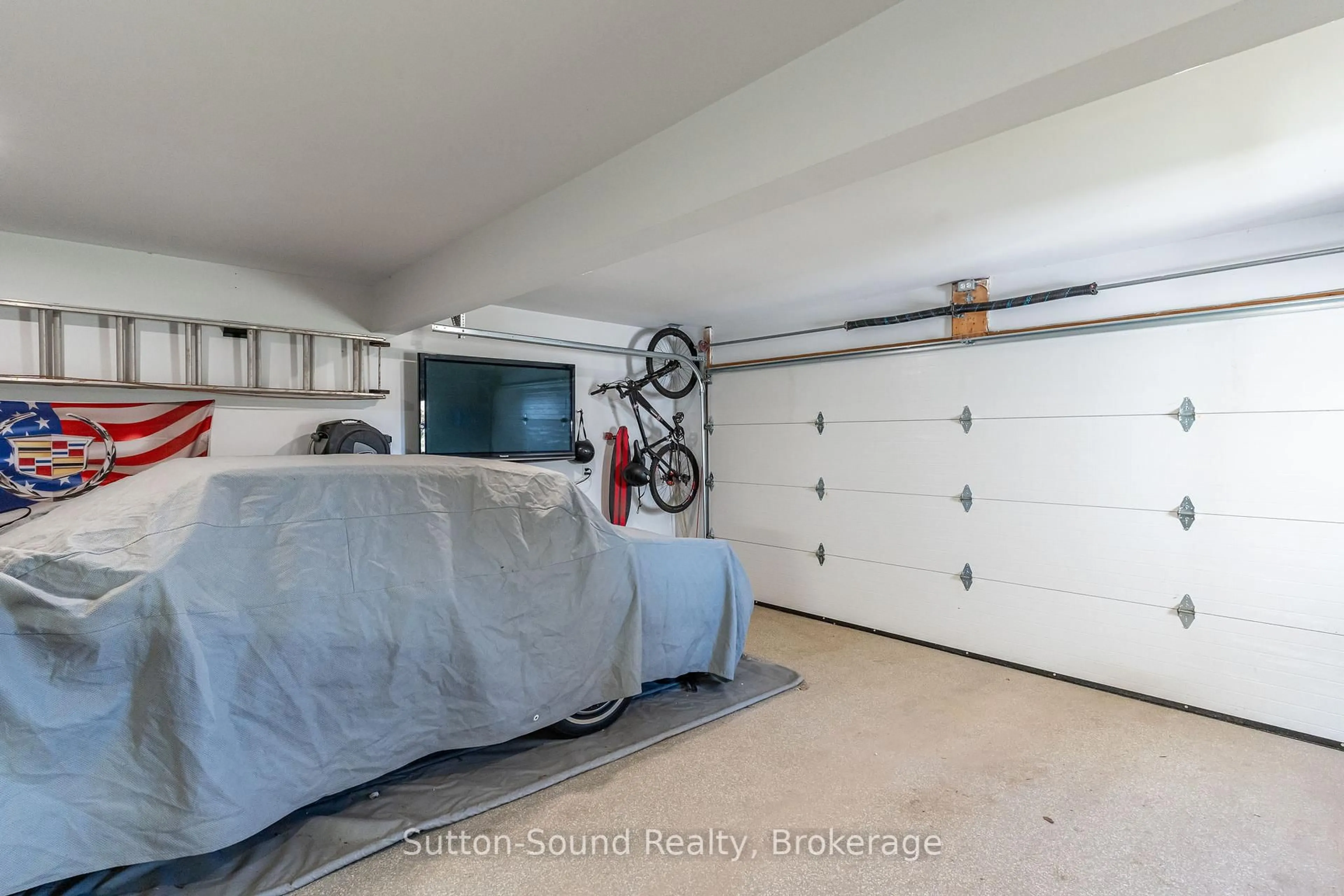 Indoor garage for 2007 7th Ave, Owen Sound Ontario N4K 6R9