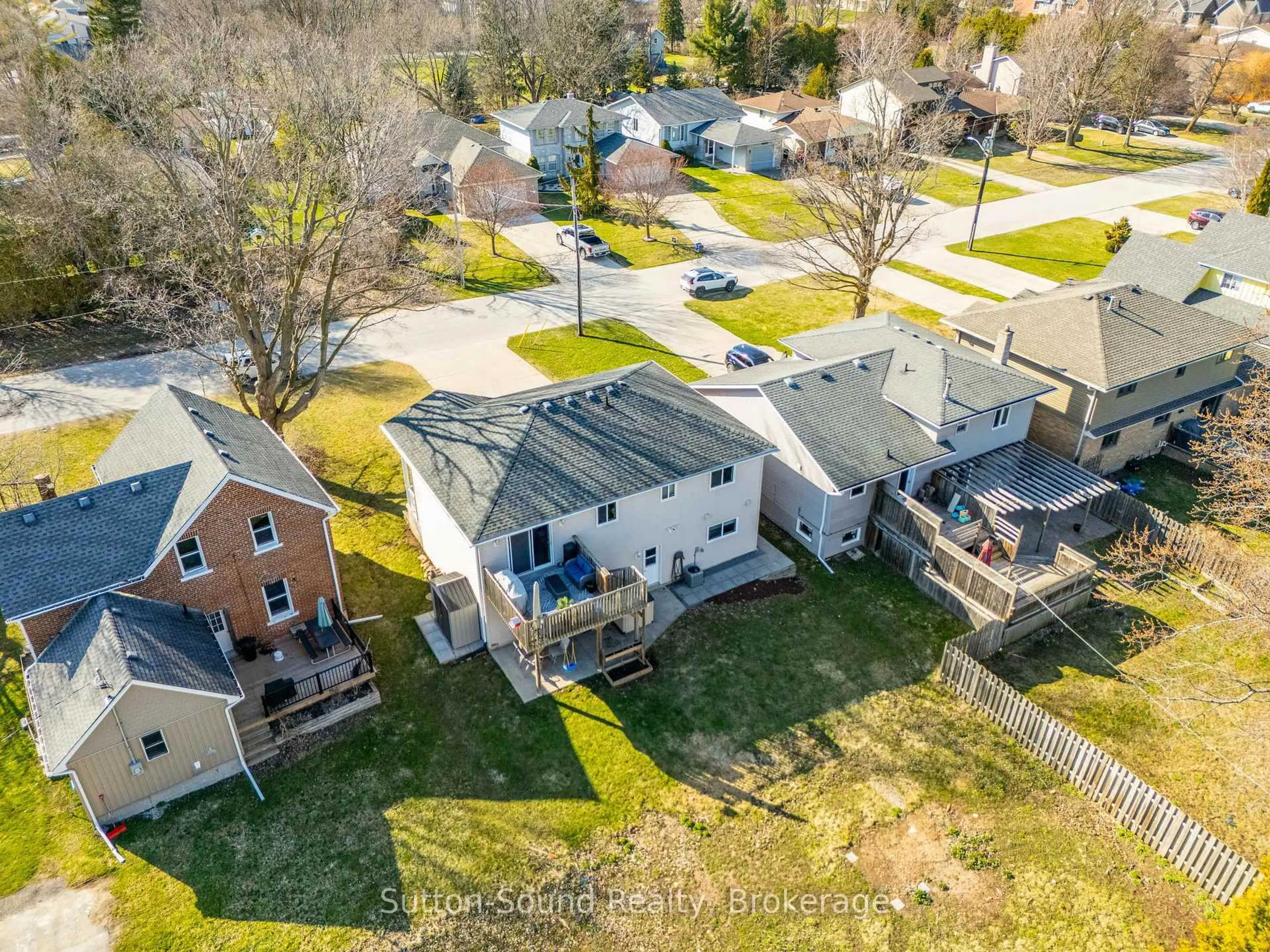 A pic from outside/outdoor area/front of a property/back of a property/a pic from drone, street for 2007 7th Ave, Owen Sound Ontario N4K 6R9