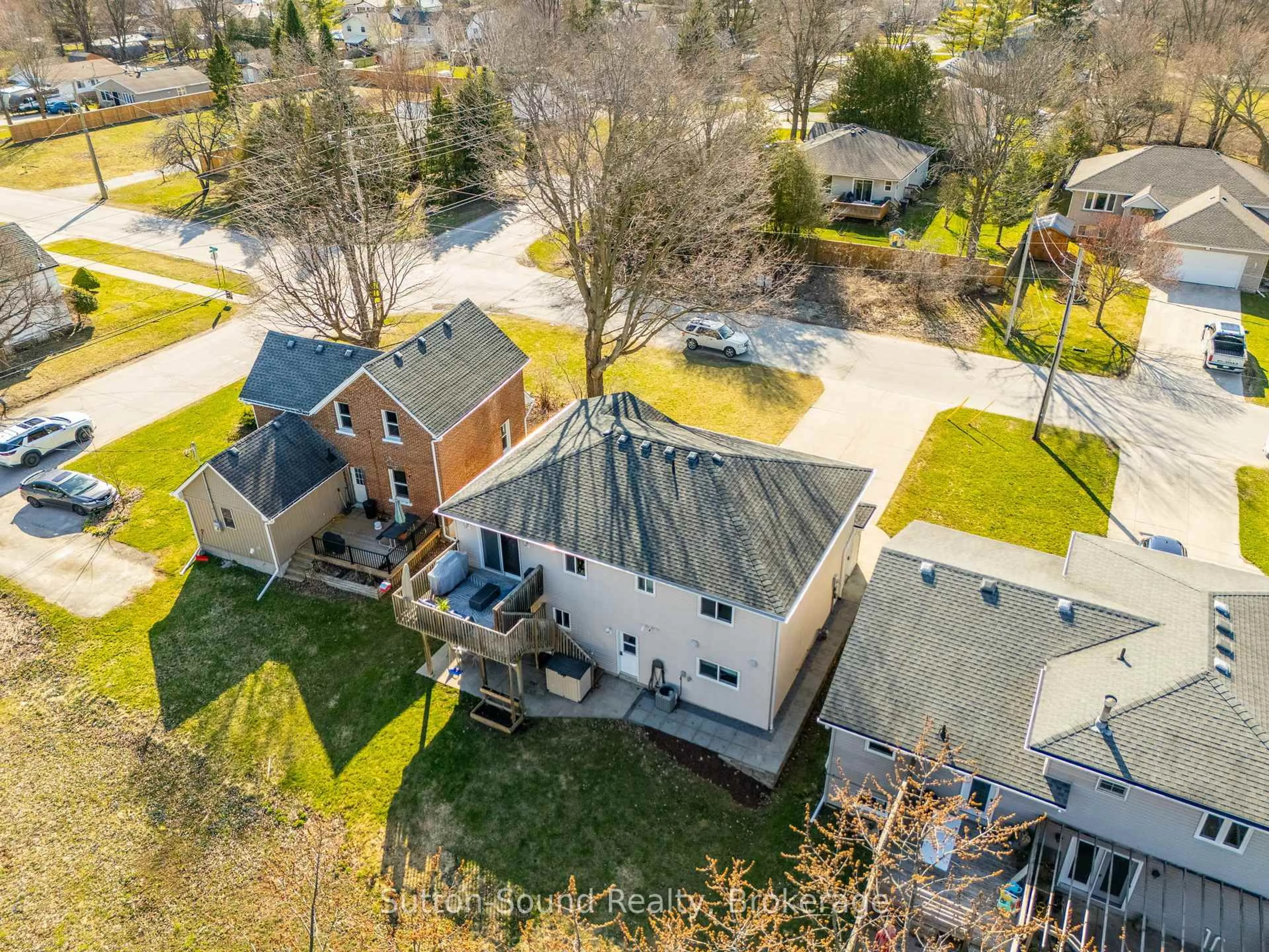 A pic from outside/outdoor area/front of a property/back of a property/a pic from drone, street for 2007 7th Ave, Owen Sound Ontario N4K 6R9