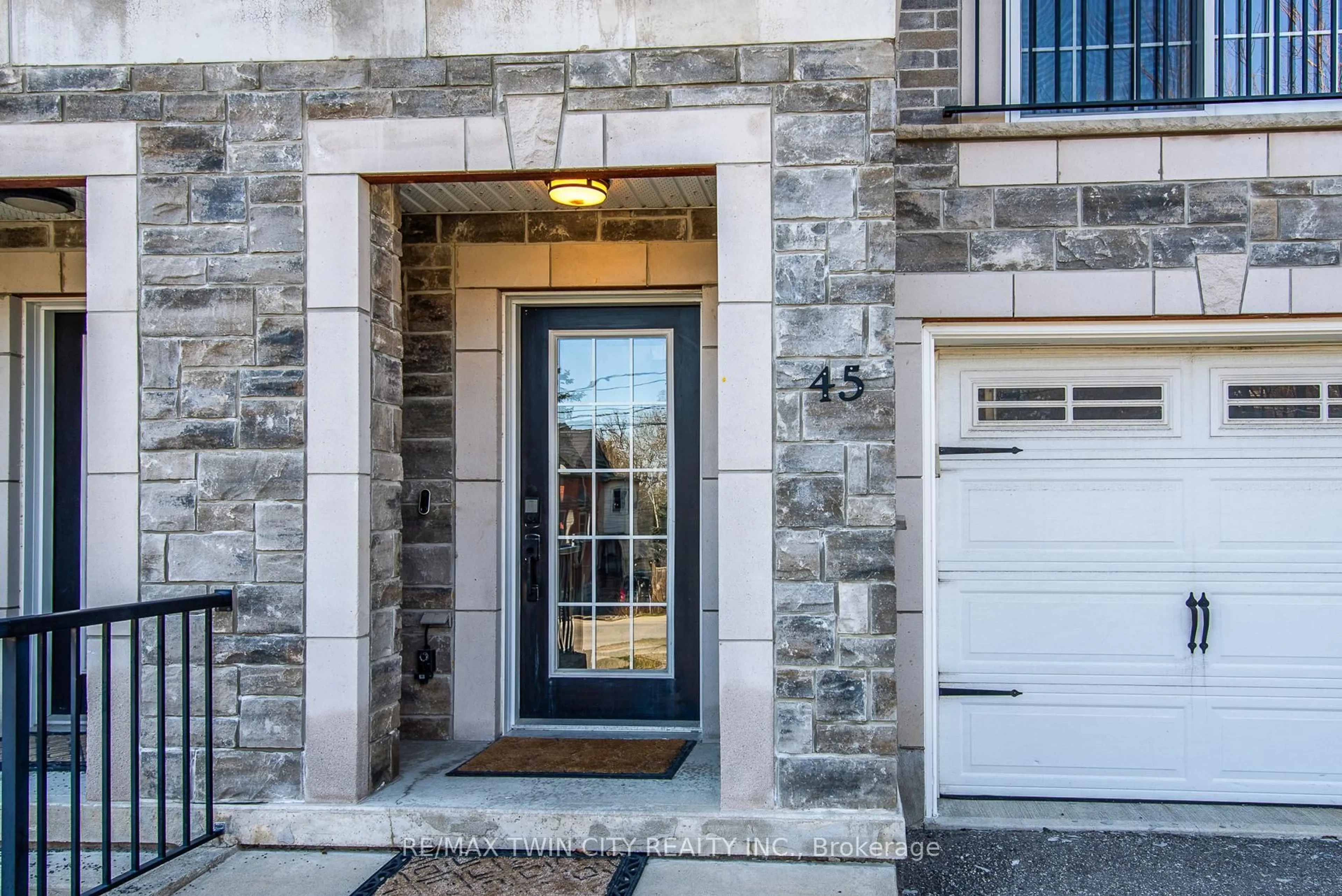 Indoor entryway for 45 Woolwich St, Kitchener Ontario N2K 1S2