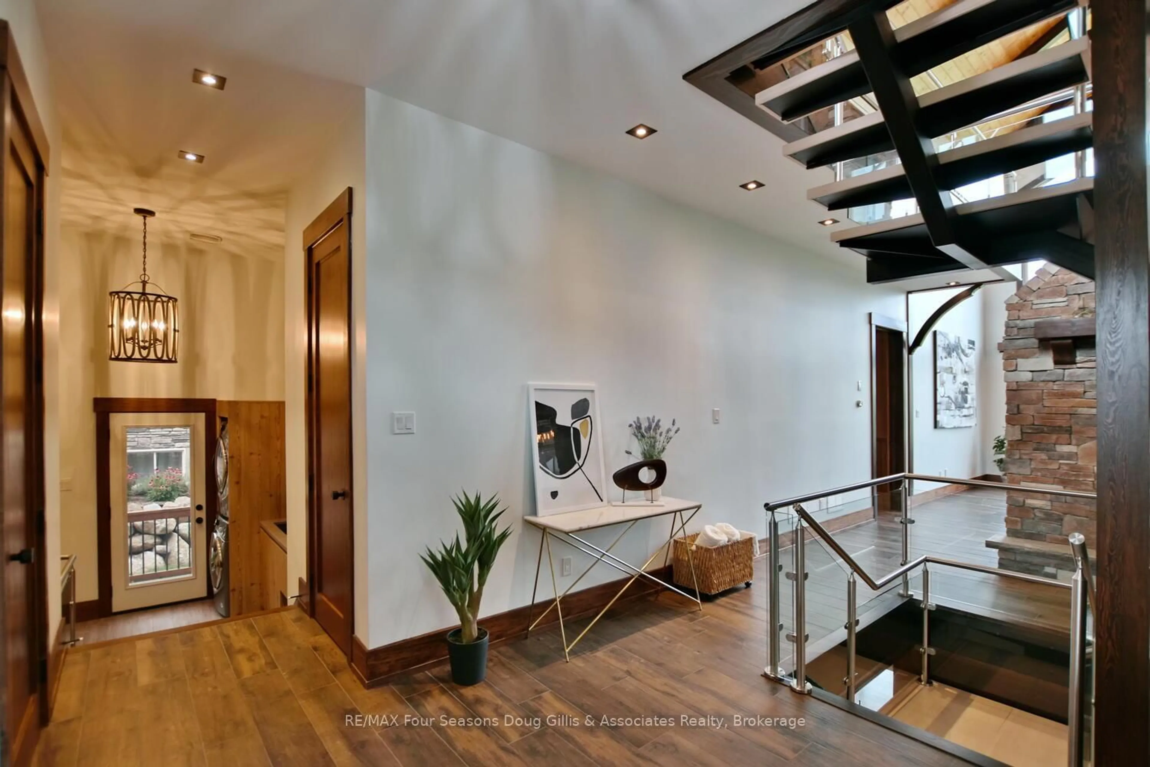 Indoor foyer for 163 West Ridge Dr, Blue Mountains Ontario N0H 2P0