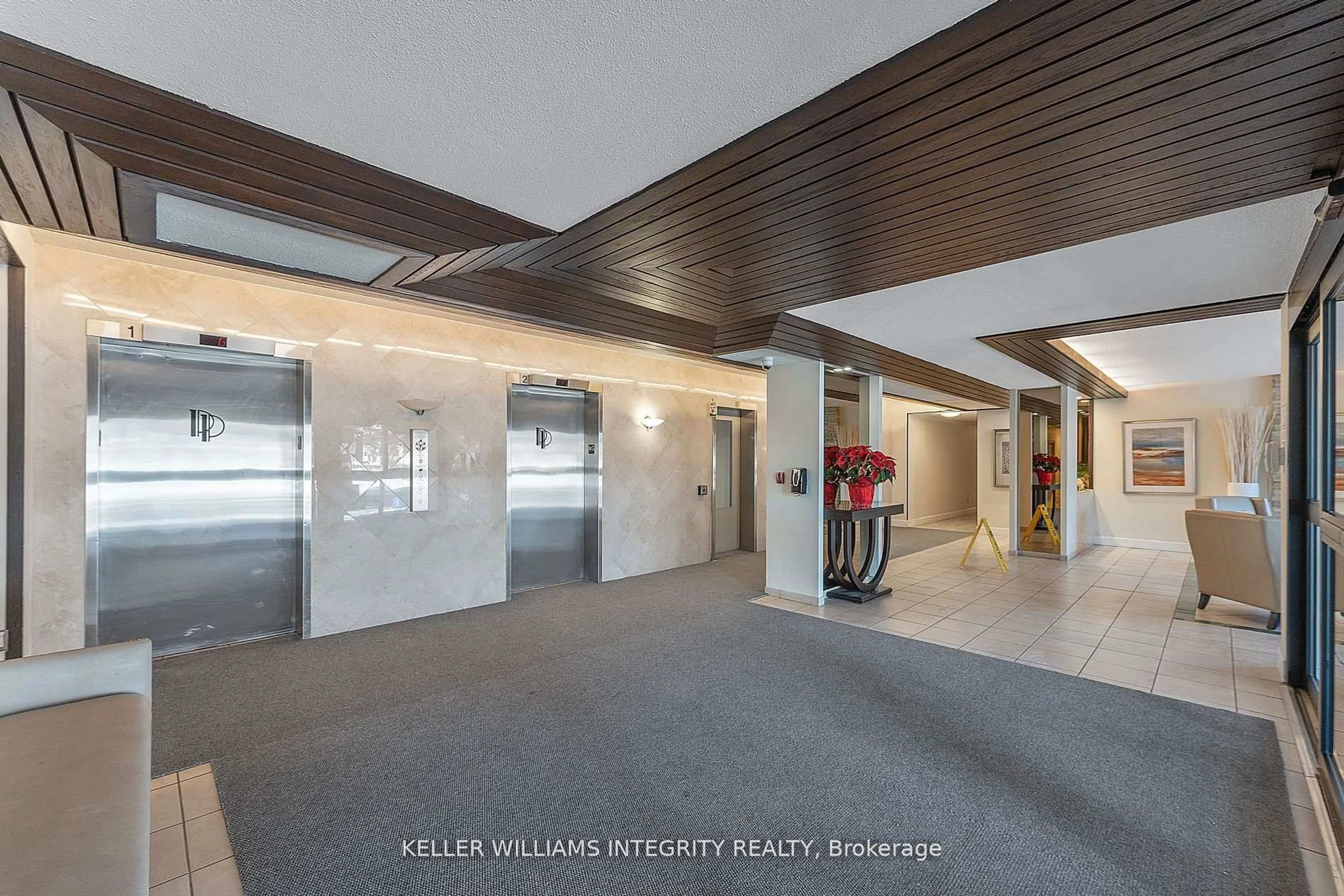 Indoor foyer for 1025 Richmond Rd #304, Ottawa Ontario K2B 8G8