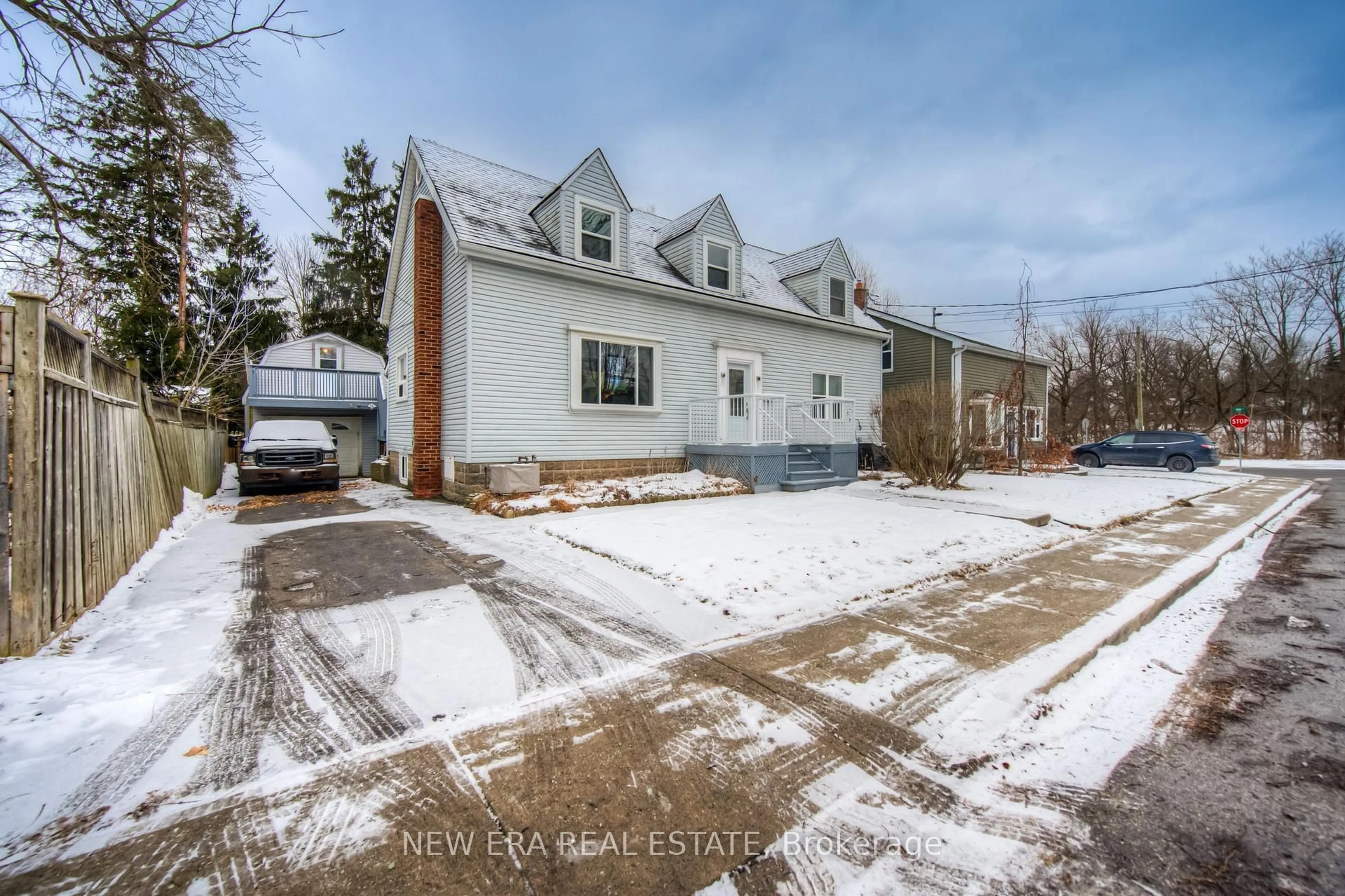 A pic from outside/outdoor area/front of a property/back of a property/a pic from drone, street for 55 Wellington St, Hamilton Ontario L9H 3G3
