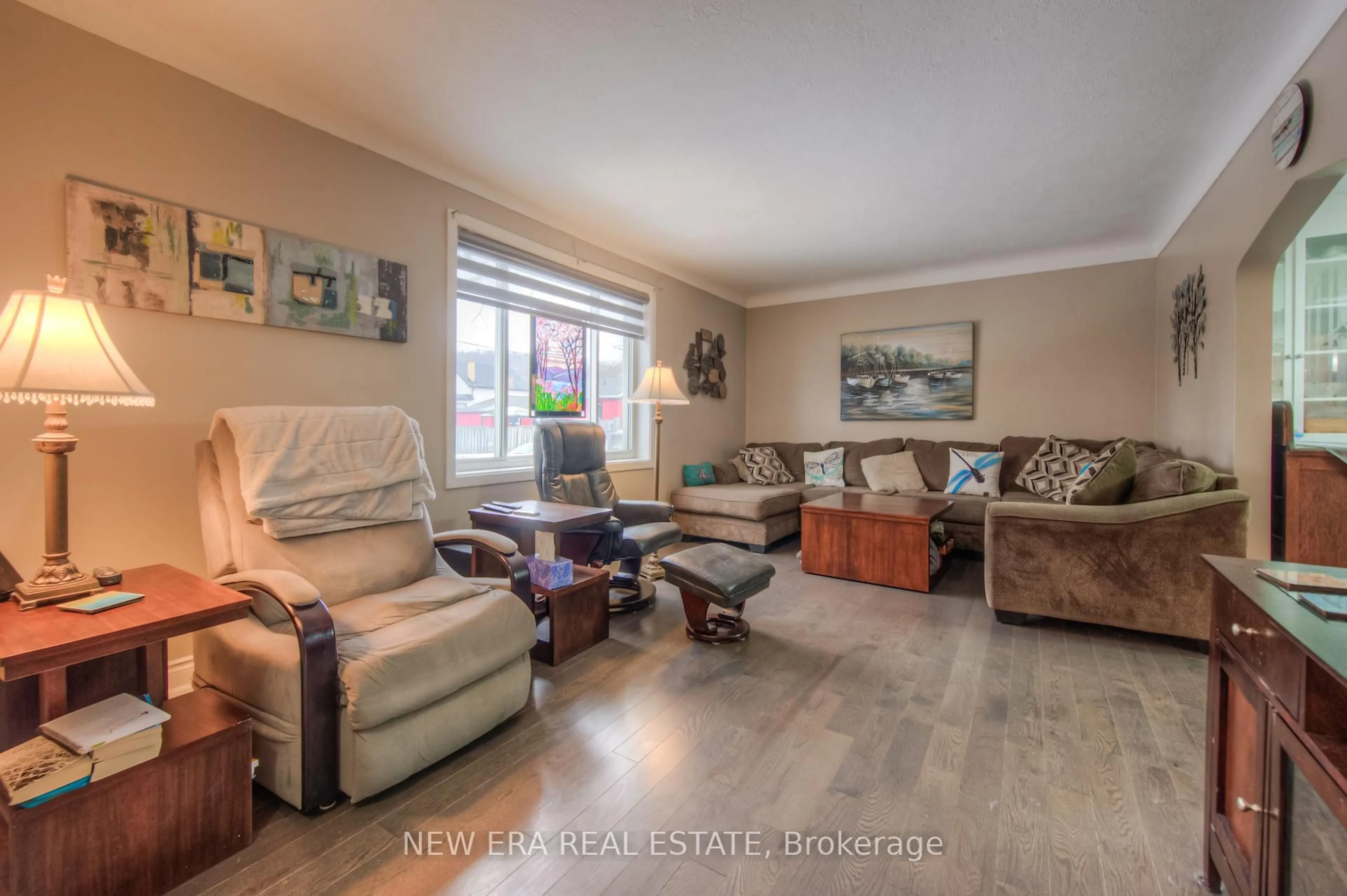 Living room with furniture, unknown for 55 Wellington St, Hamilton Ontario L9H 3G3