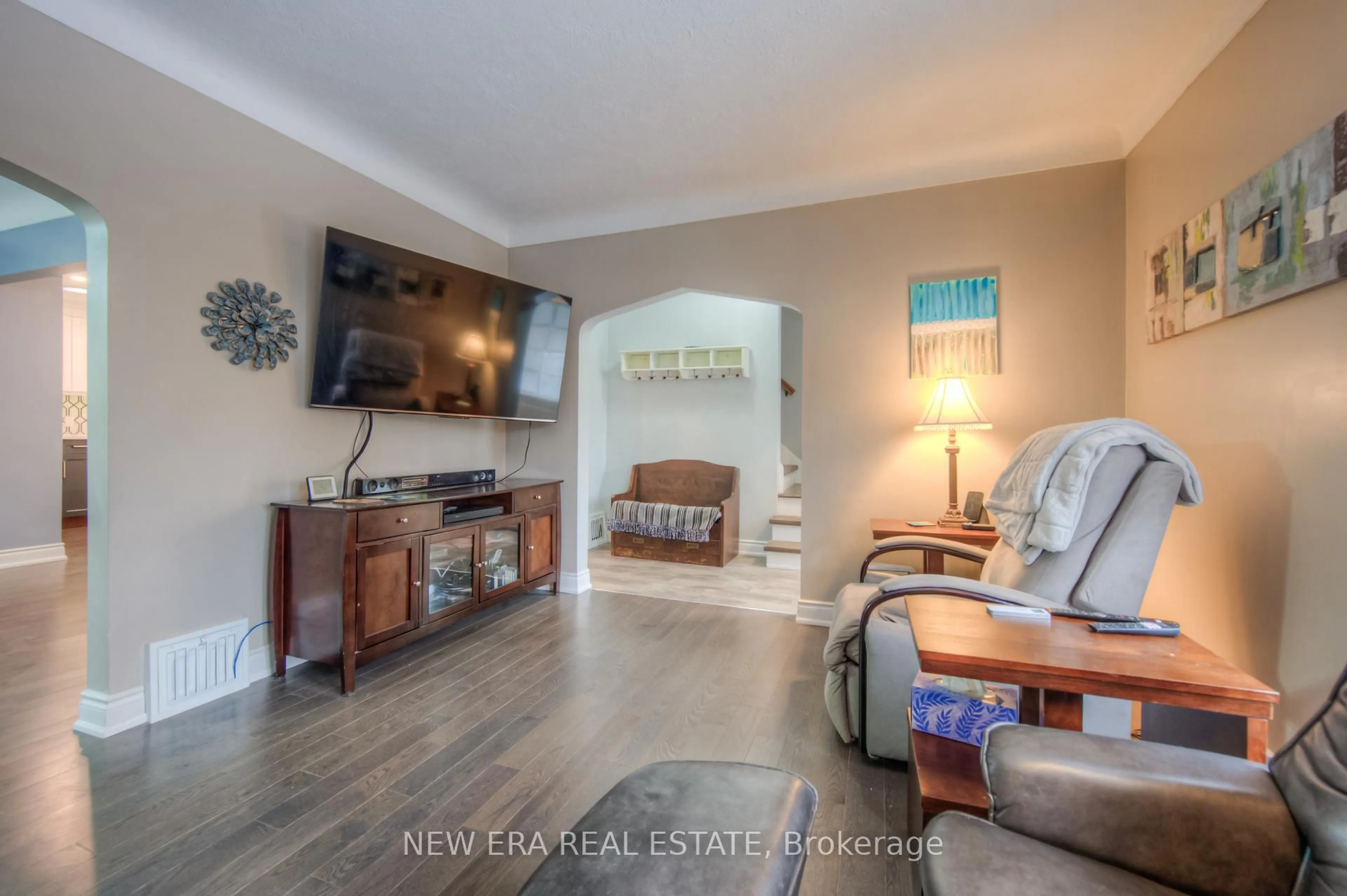 Living room with furniture, unknown for 55 Wellington St, Hamilton Ontario L9H 3G3