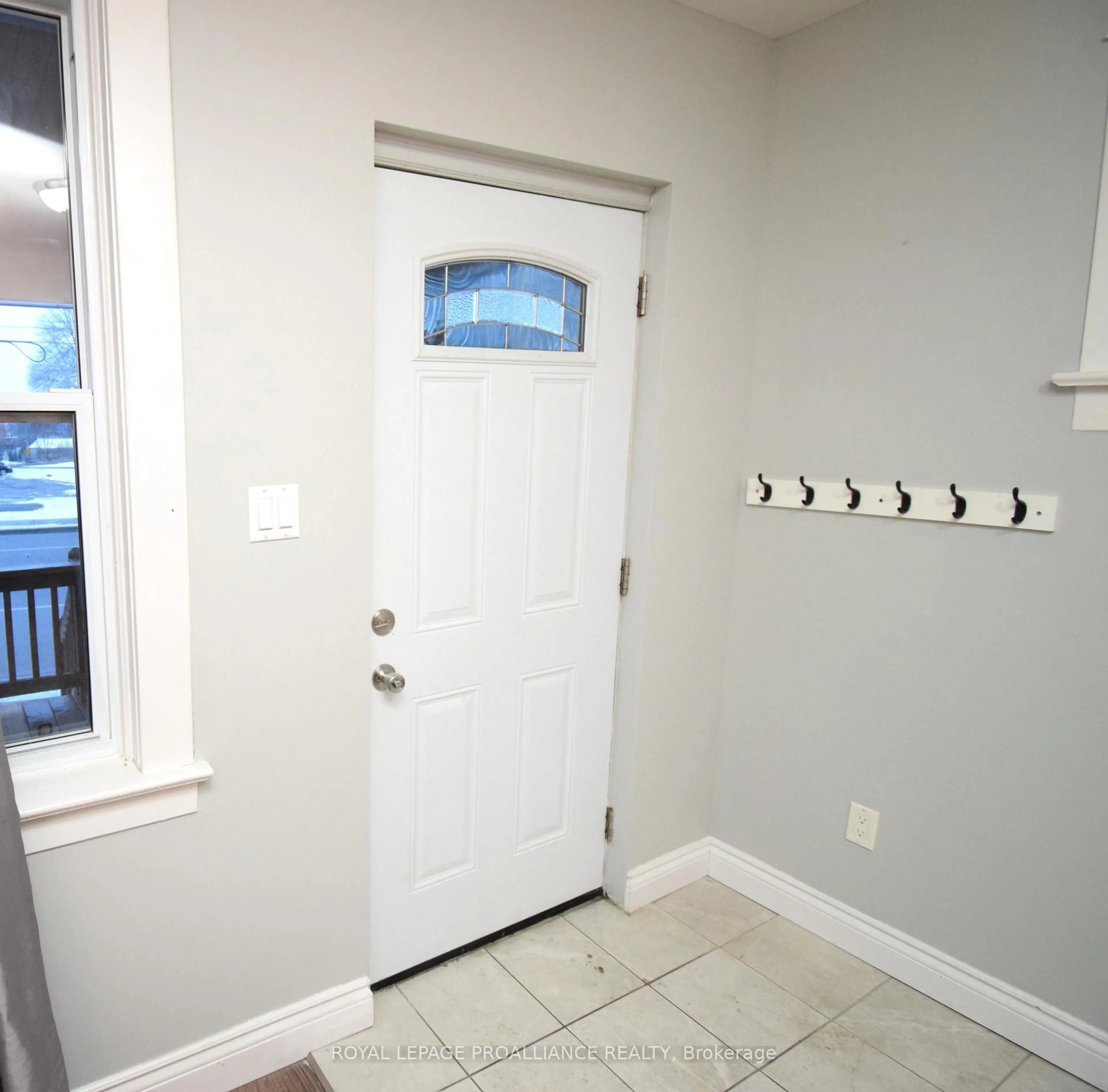 Indoor entryway for 158 Dundas St, Belleville Ontario K8N 1C7