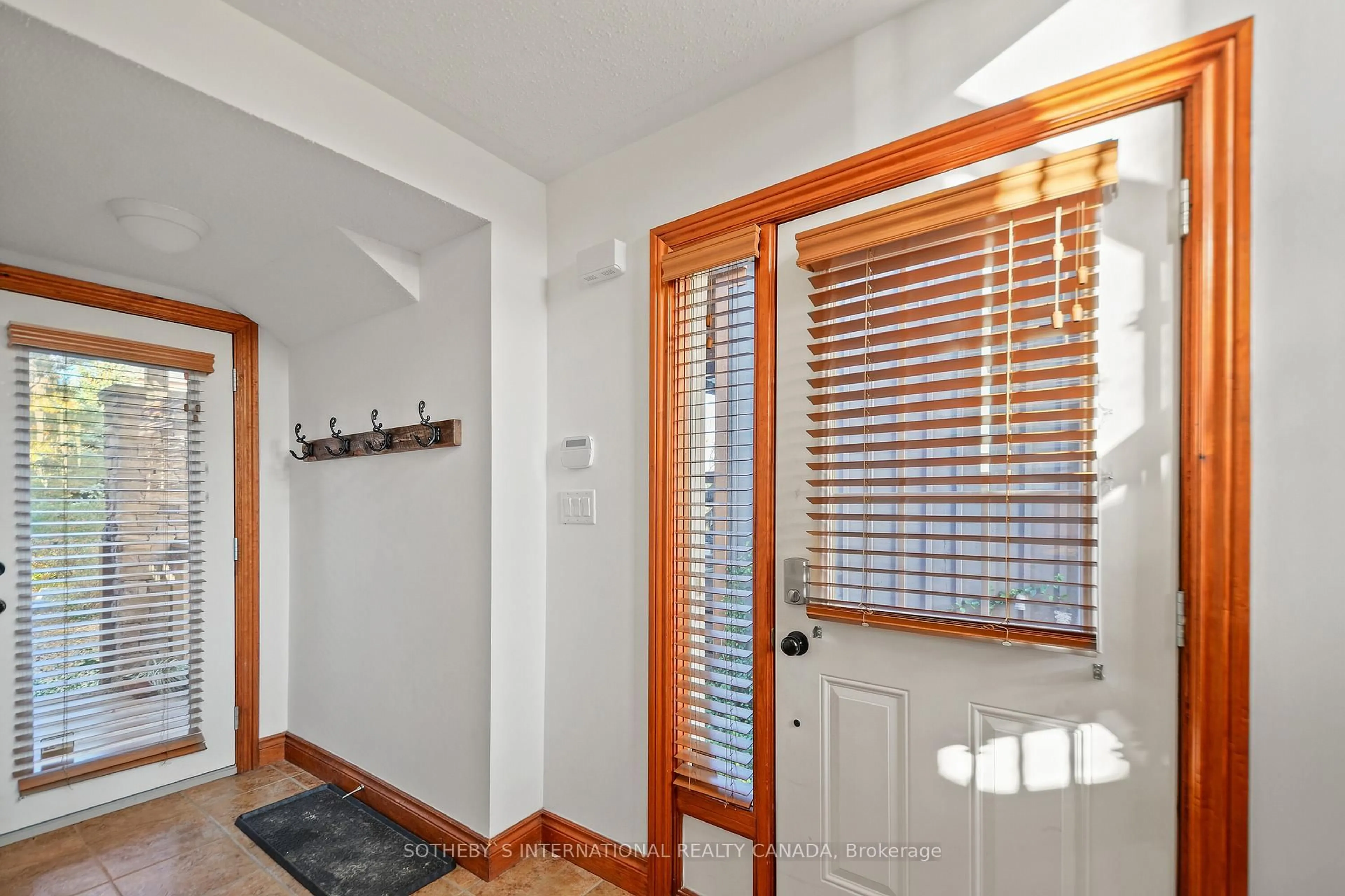 Indoor entryway for 214 BLUESKI GEORGE Cres #32, Blue Mountains Ontario L9Y 0V5