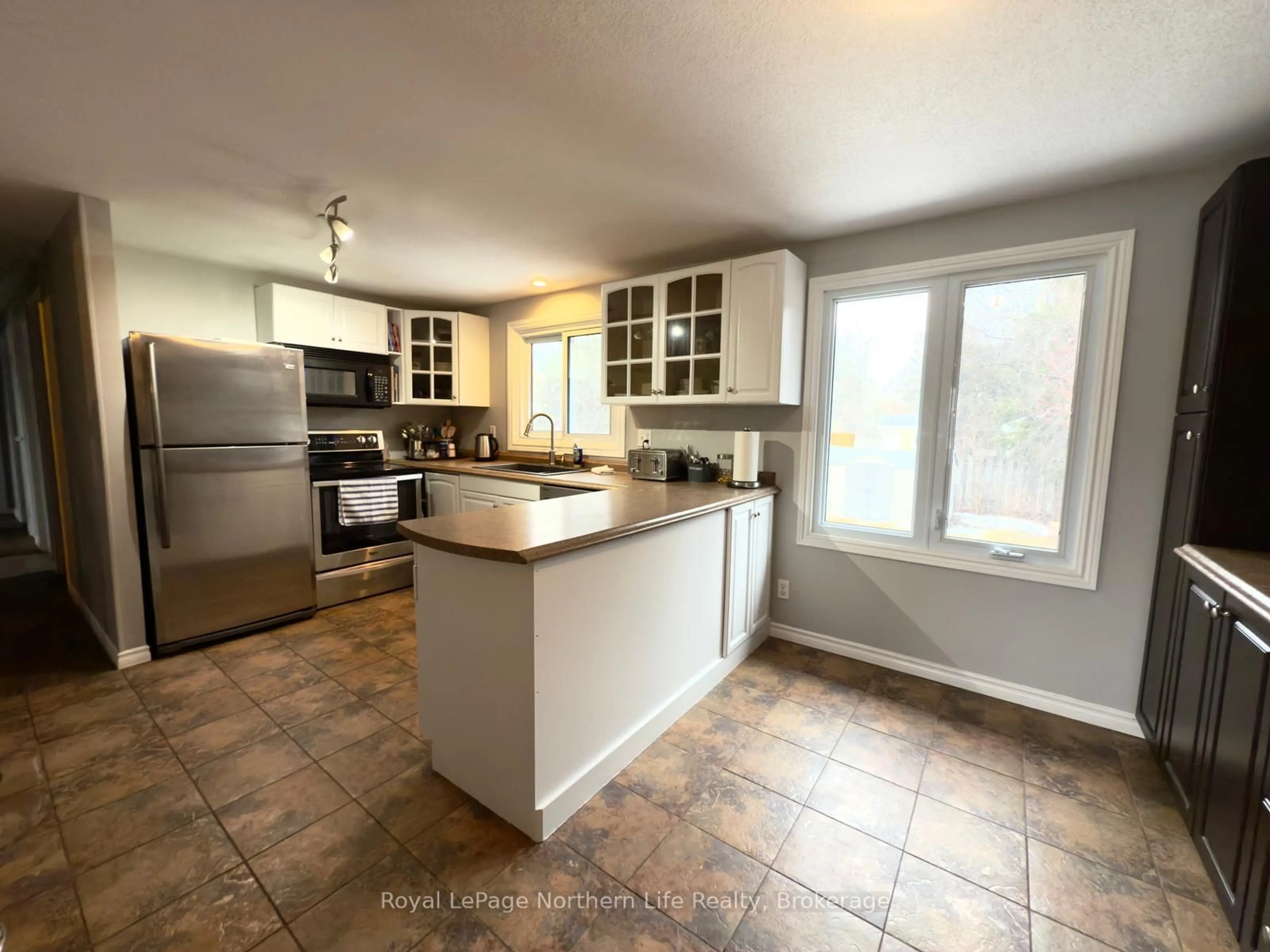 Open concept kitchen, unknown for 570 Ursula St, North Bay Ontario P1B 8M8