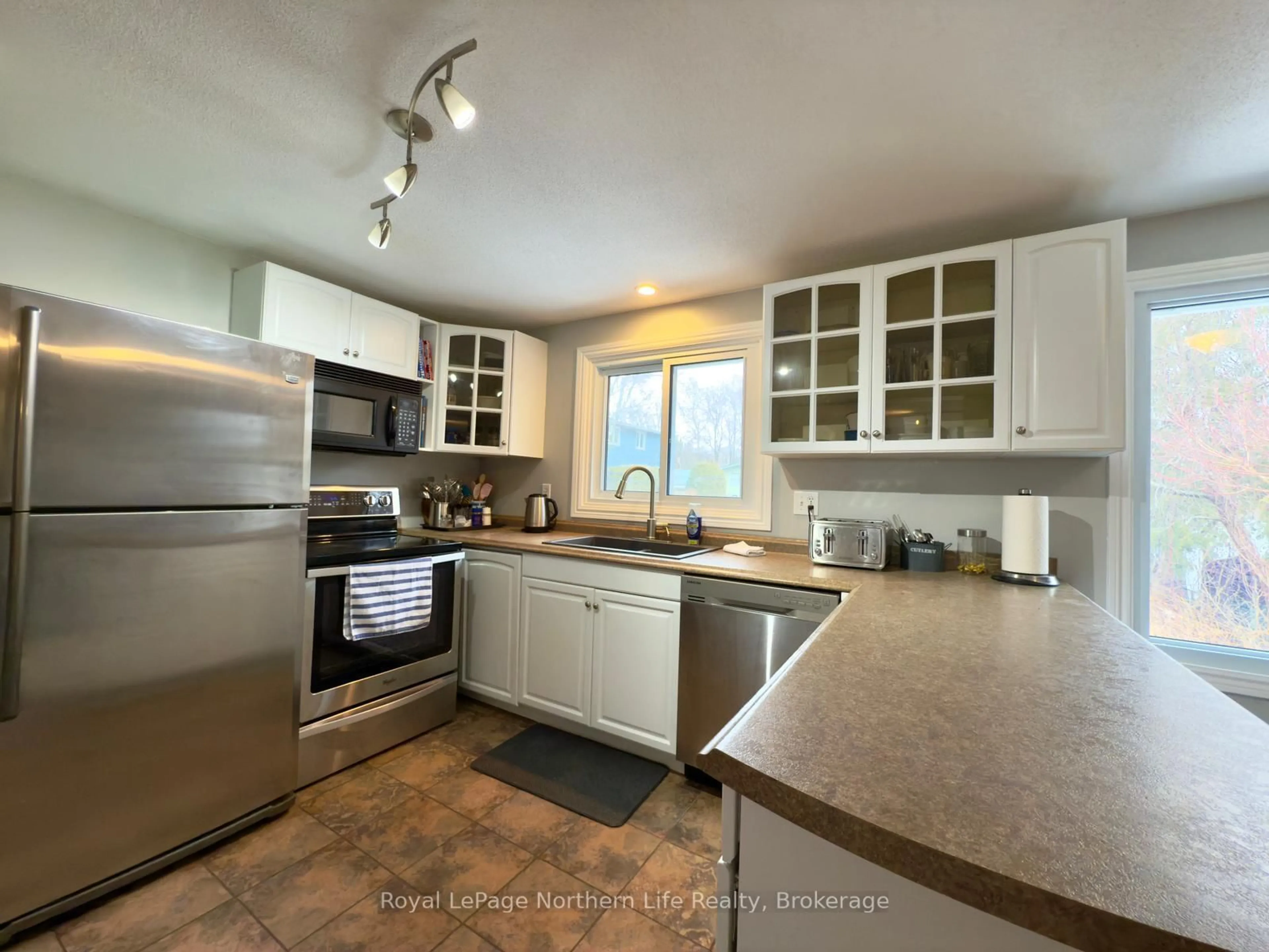 Standard kitchen, unknown for 570 Ursula St, North Bay Ontario P1B 8M8