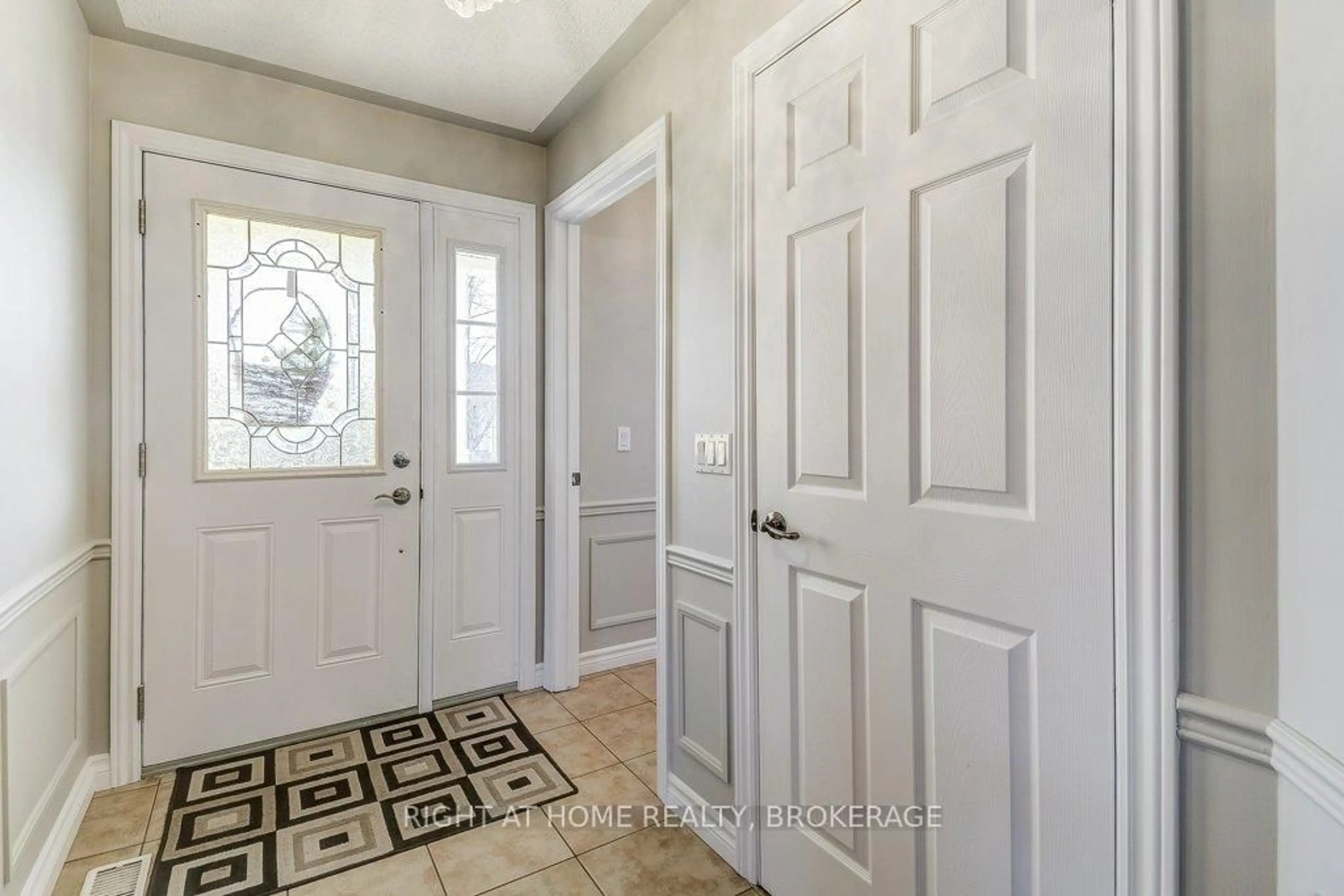 Indoor entryway for 156 Gracehill Cres, Hamilton Ontario L8B 1A5