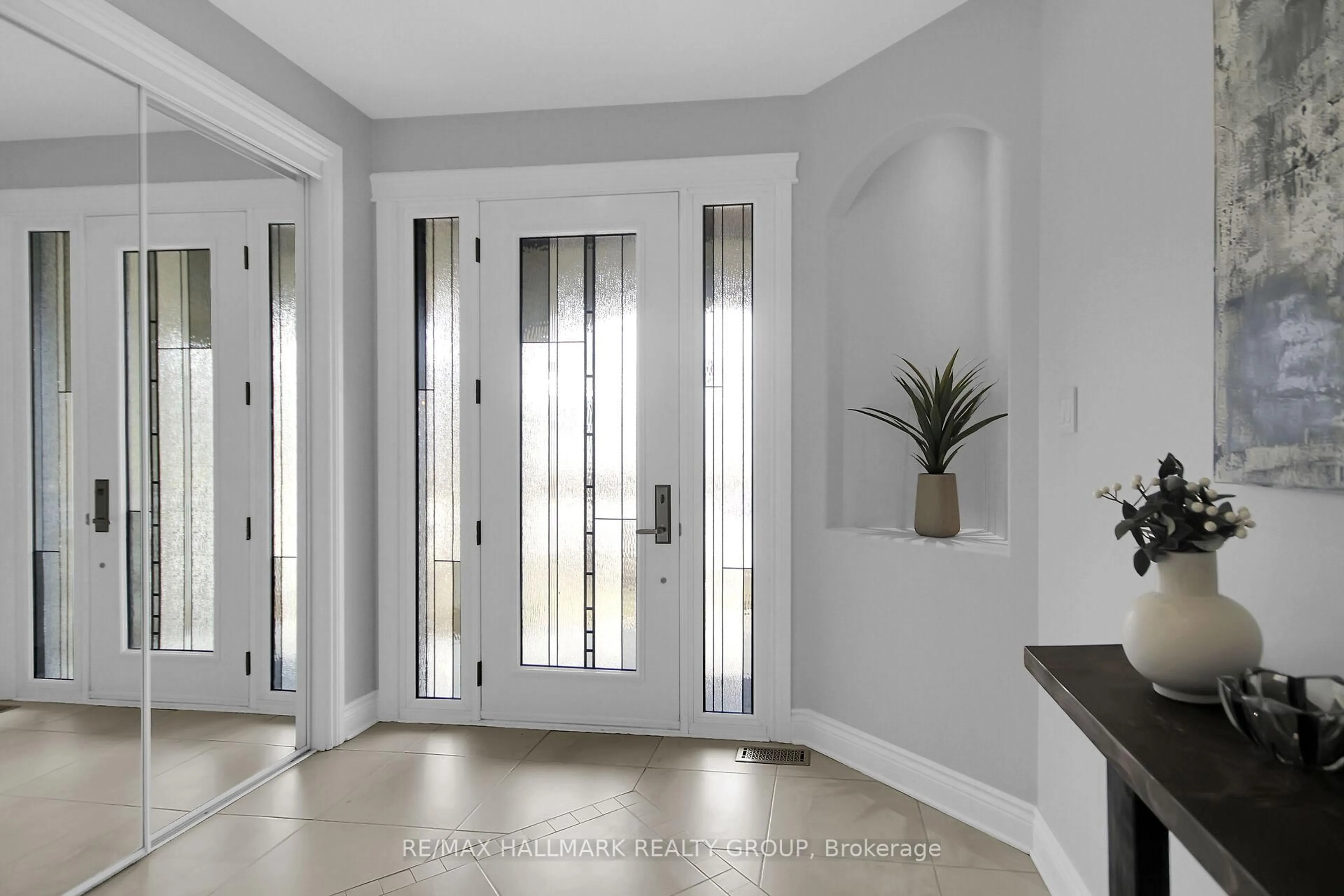 Indoor entryway for 114 Hartsmere Dr, Stittsville Ontario K2S 2G1
