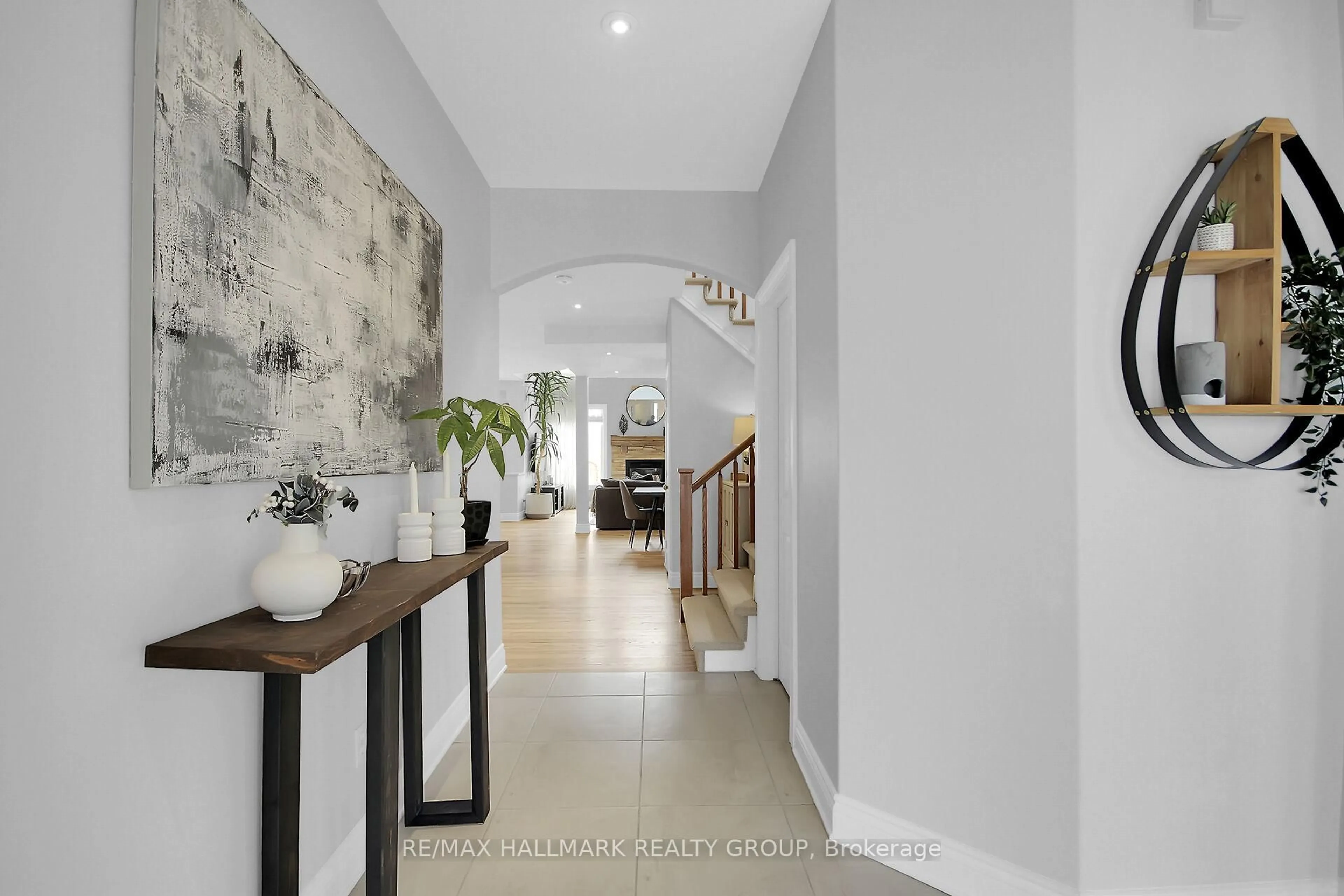 Indoor entryway for 114 Hartsmere Dr, Stittsville Ontario K2S 2G1