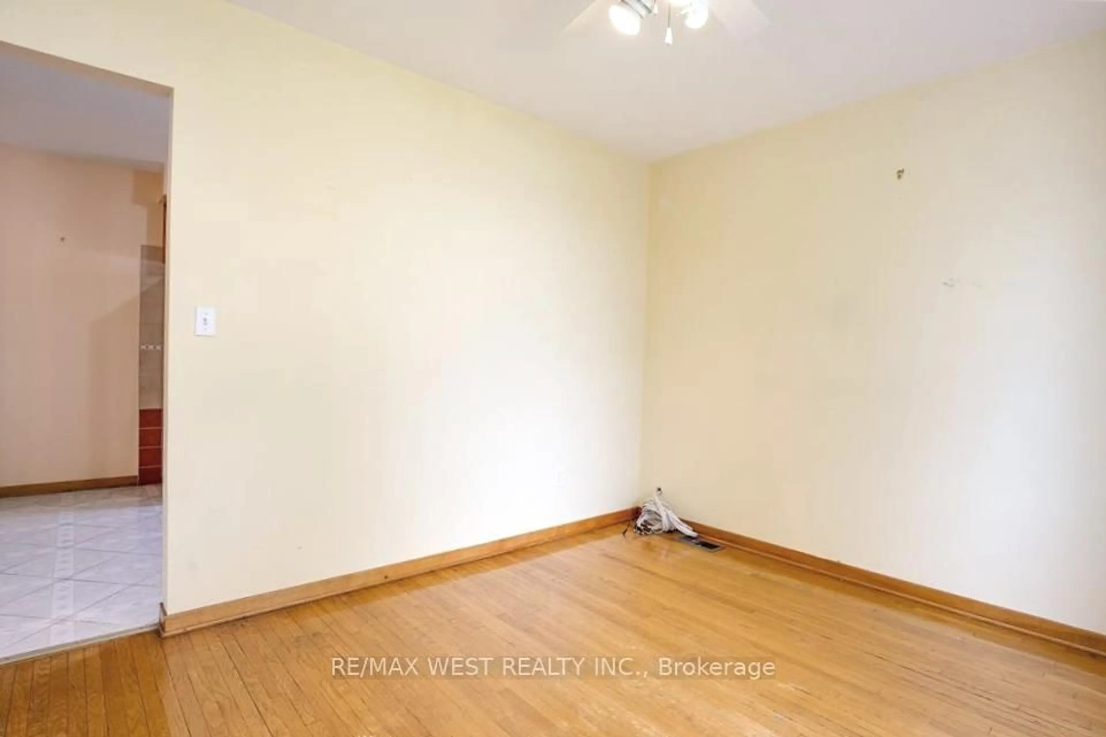 A pic of a room for 1635 Riverside Dr, Windsor Ontario N9B 1A5
