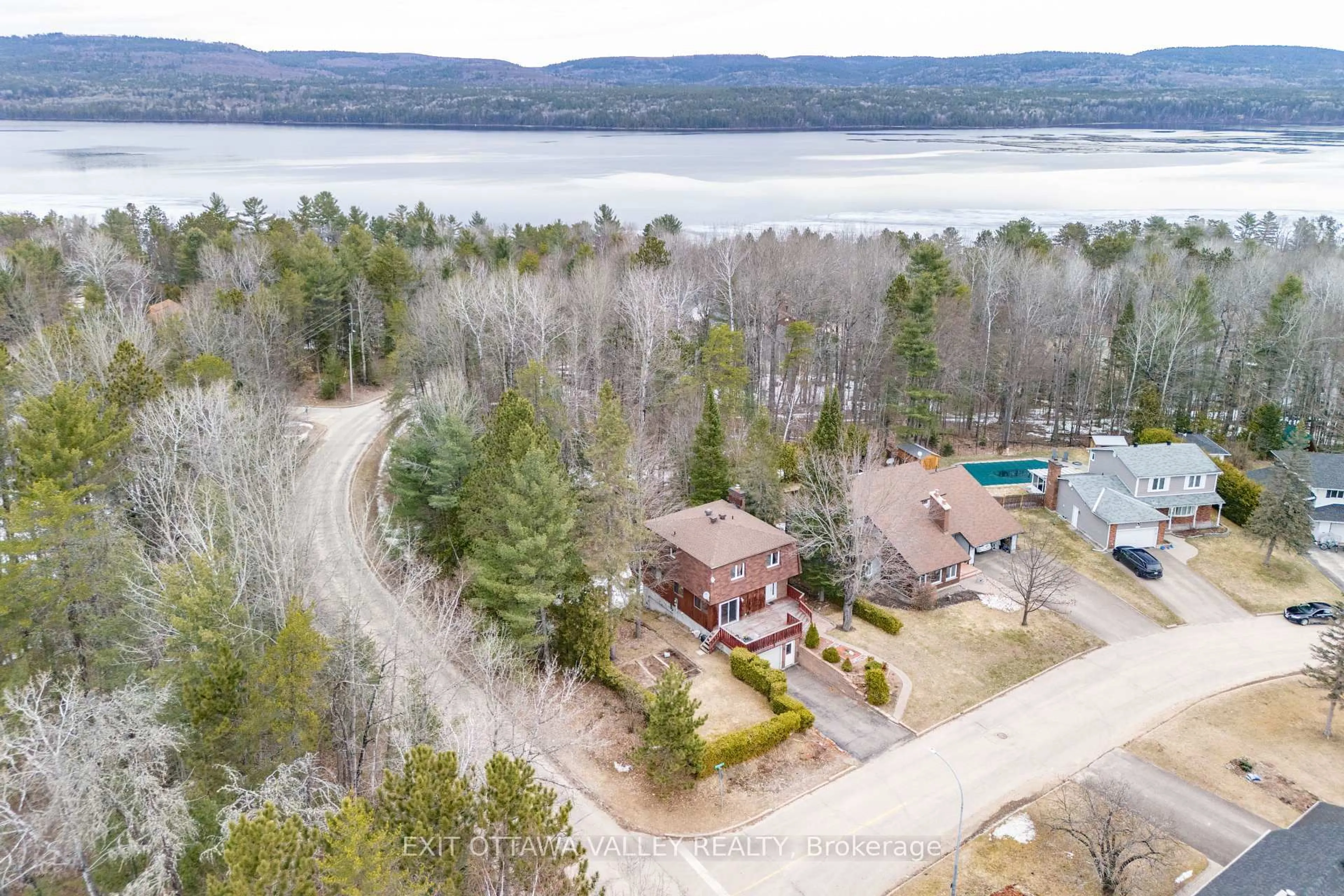 A pic from outside/outdoor area/front of a property/back of a property/a pic from drone, water/lake/river/ocean view for 136 Frontenac Cres, Deep River Ontario K0J 1P0