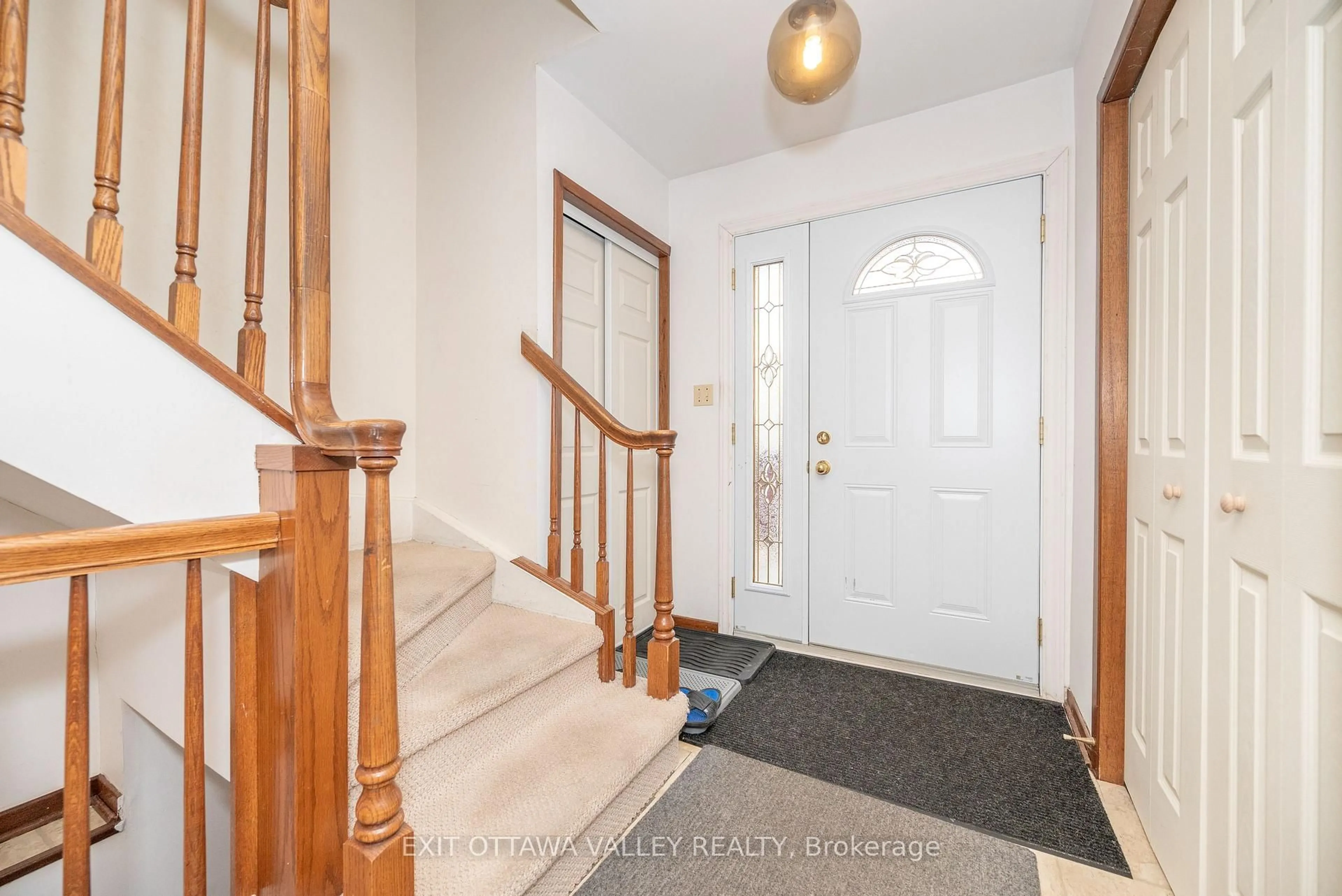 Indoor entryway for 136 Frontenac Cres, Deep River Ontario K0J 1P0